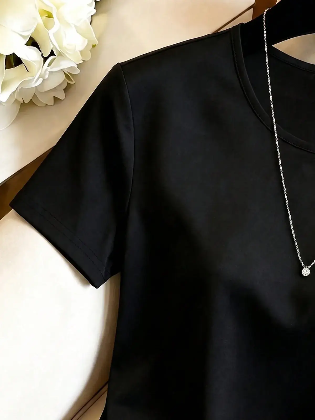 Camiseta Barra Assimétrica de Renda Pilar na cor Preto — foto 6 de 7