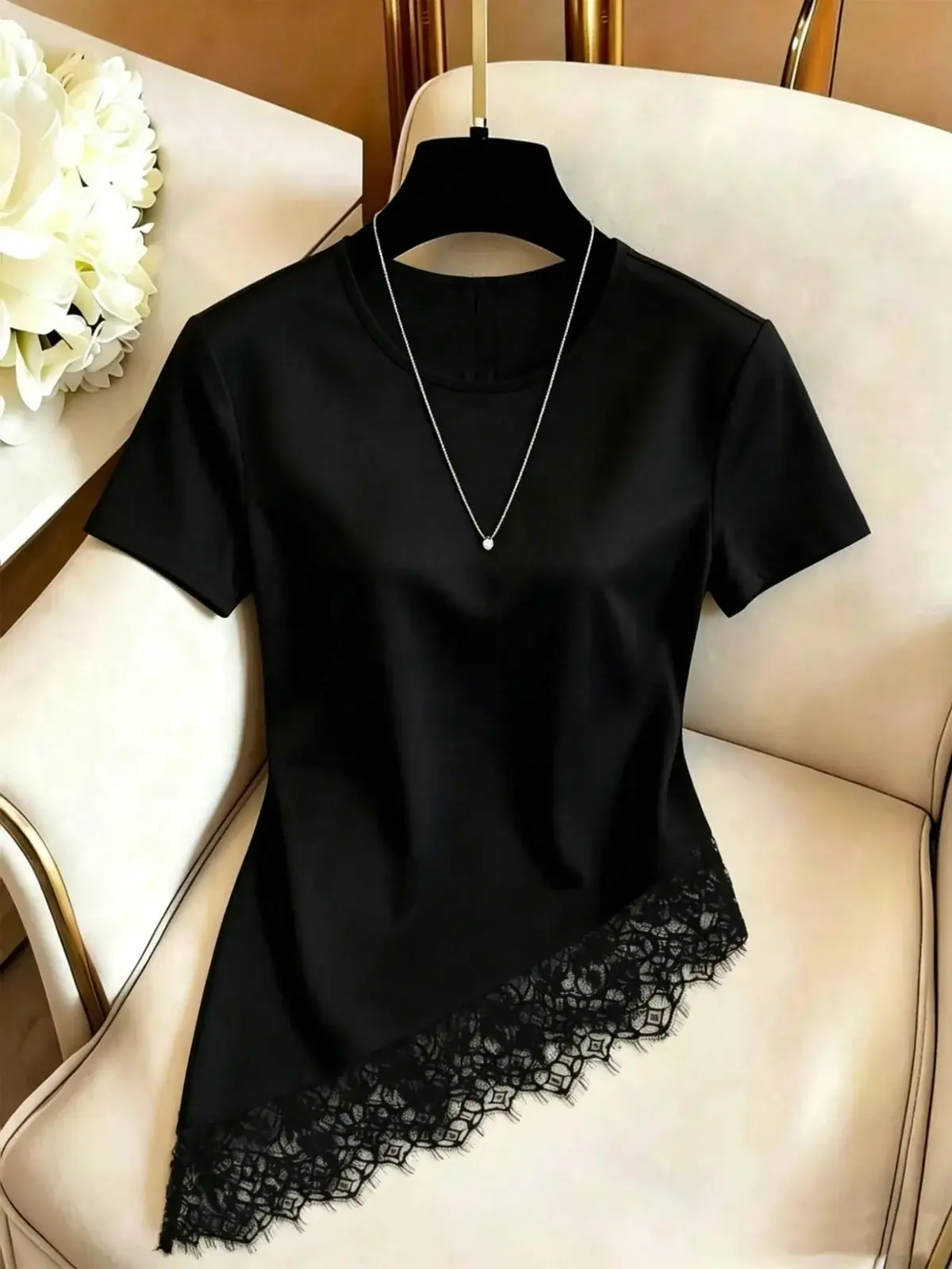 Camiseta Barra Assimétrica de Renda Pilar na cor Preto — foto 7 de 7
