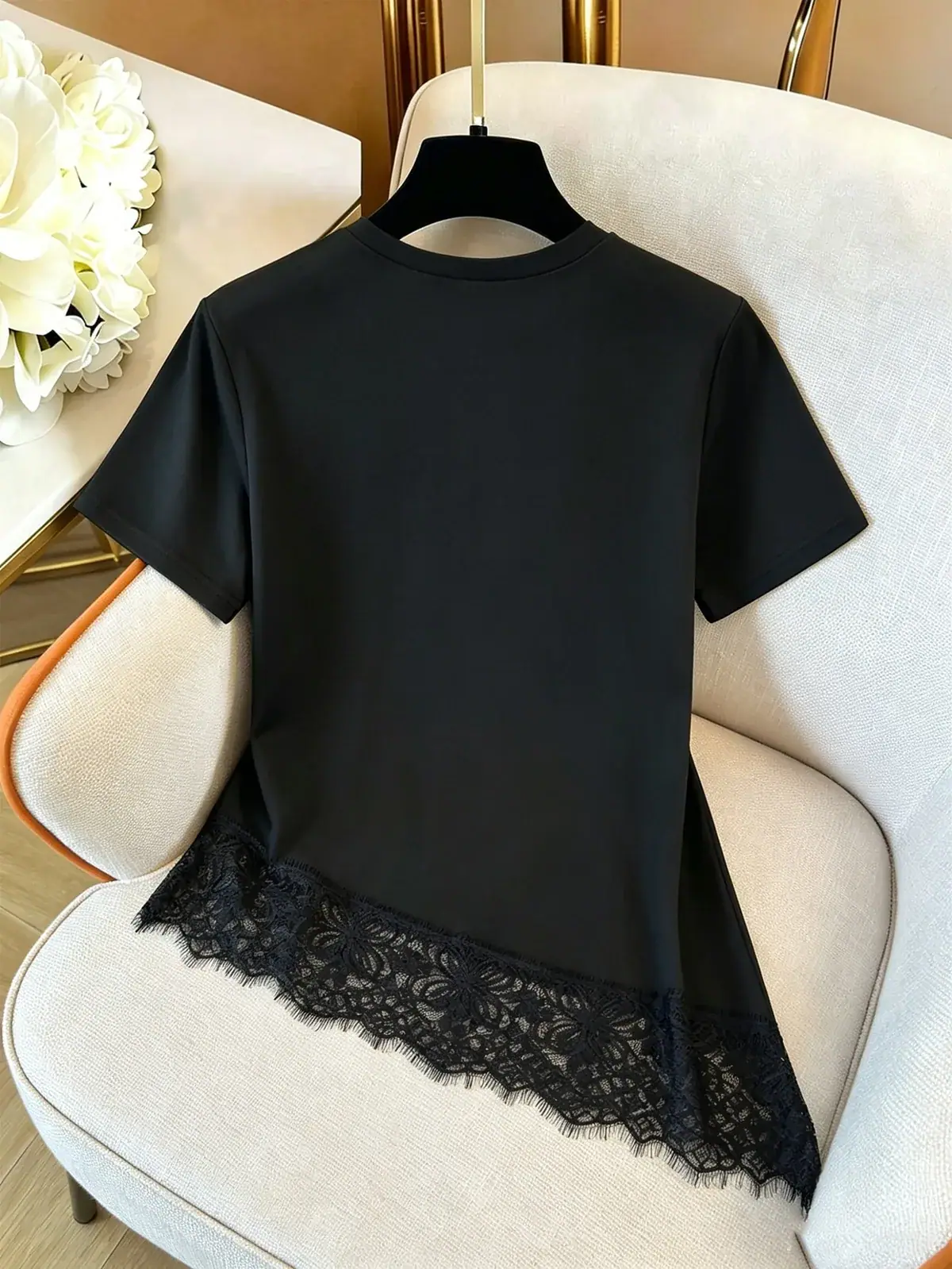 Camiseta Barra de Renda Clara na cor Preto — foto 2 de 6