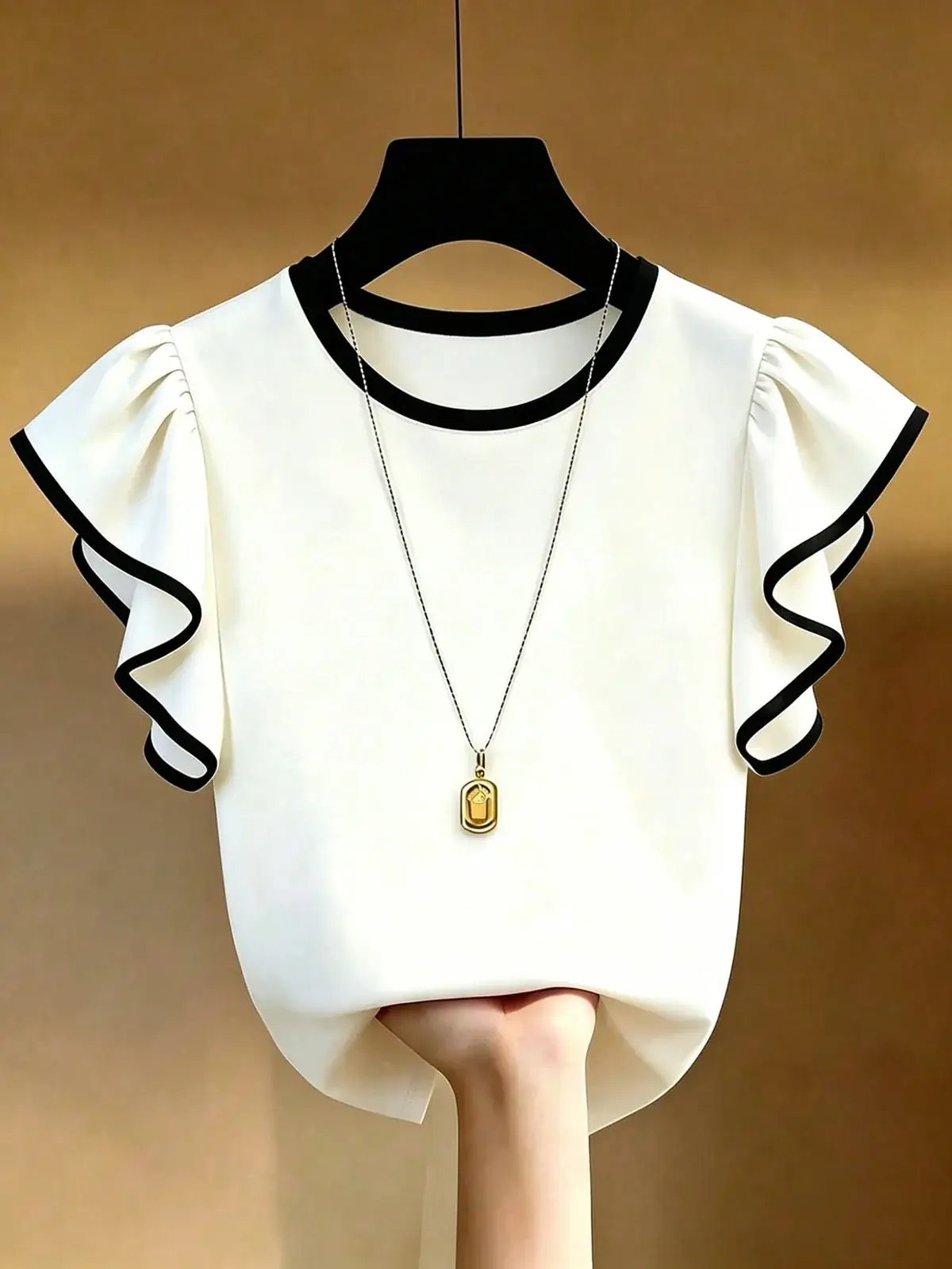 Camiseta Bicolor Manga Babado Laura na cor Preto e Branco — foto 1 de 5