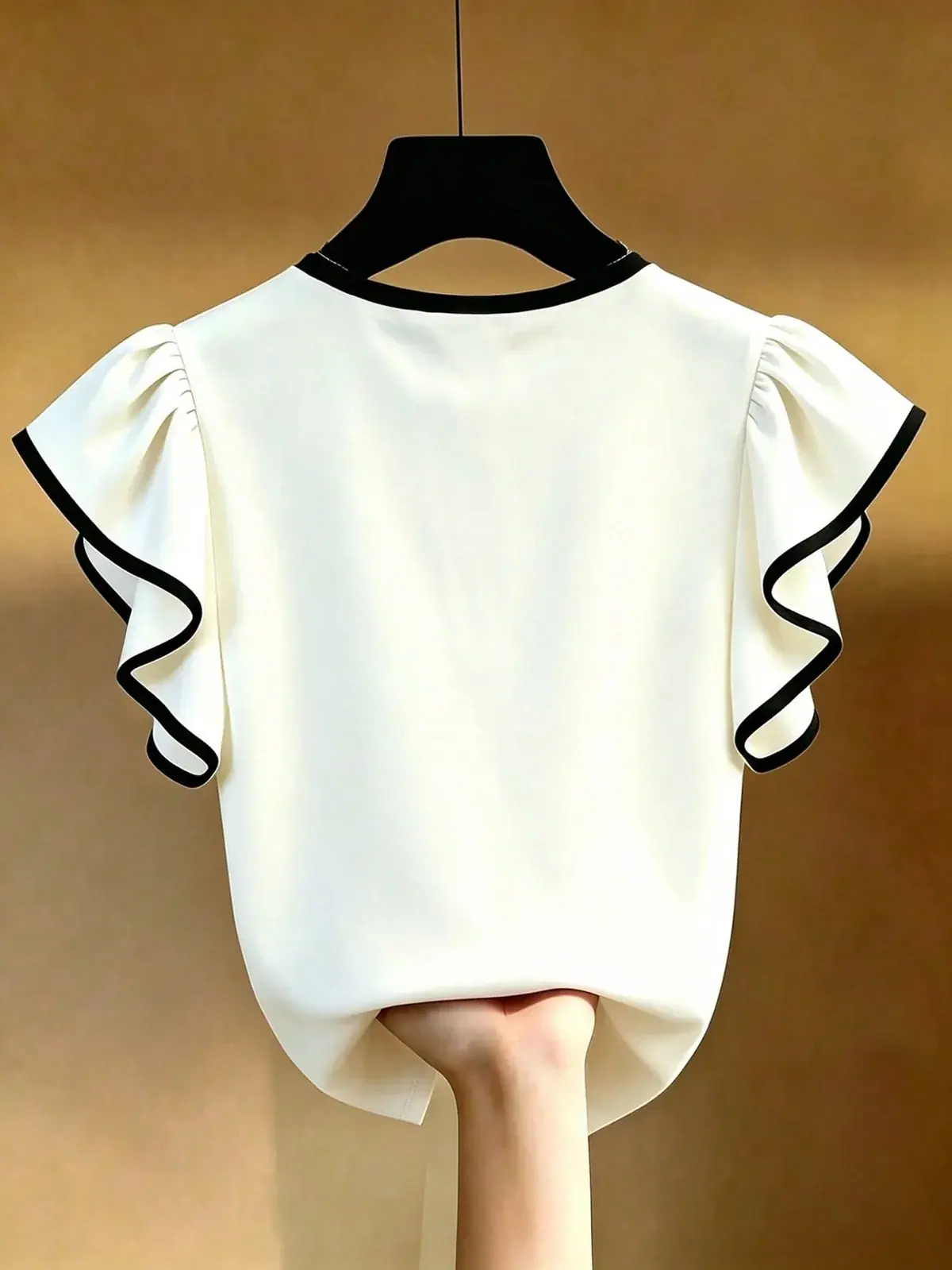Camiseta Bicolor Manga Babado Laura na cor Preto e Branco — foto 2 de 5