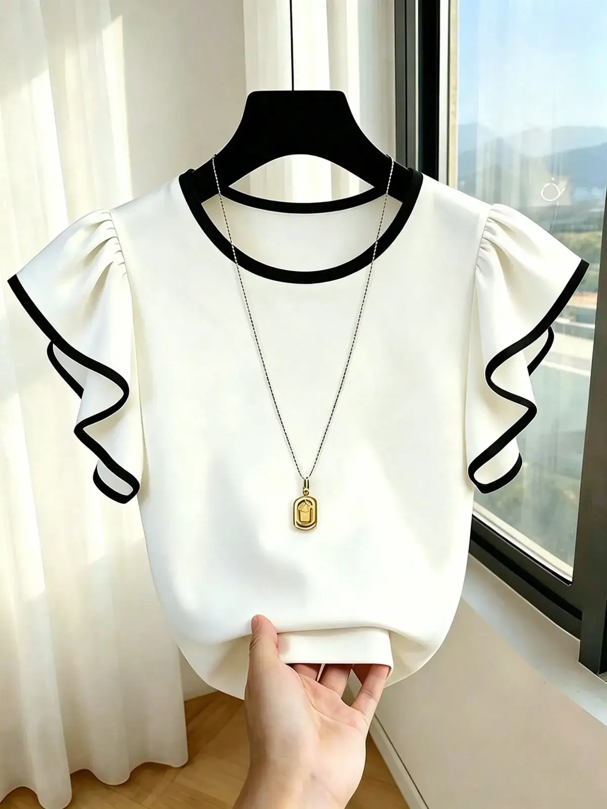 Camiseta Bicolor Manga Babado Laura na cor Preto e Branco — foto 3 de 5