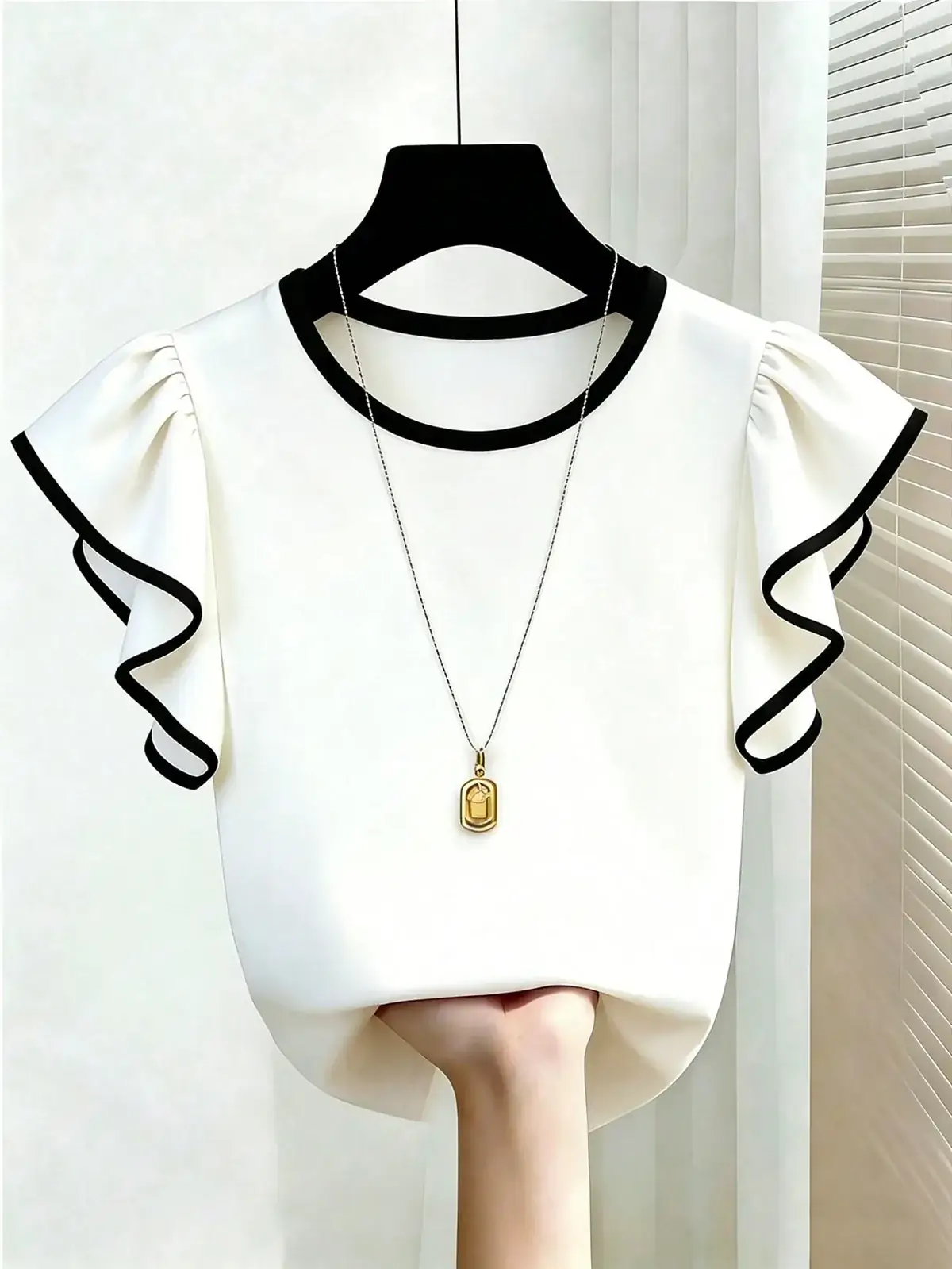 Camiseta Bicolor Manga Babado Laura na cor Preto e Branco — foto 4 de 5