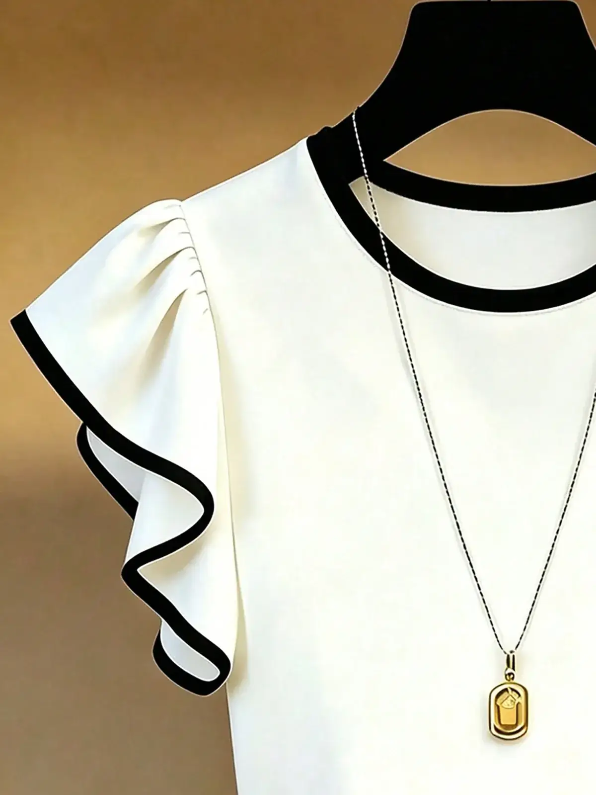 Camiseta Bicolor Manga Babado Laura na cor Preto e Branco — foto 5 de 5