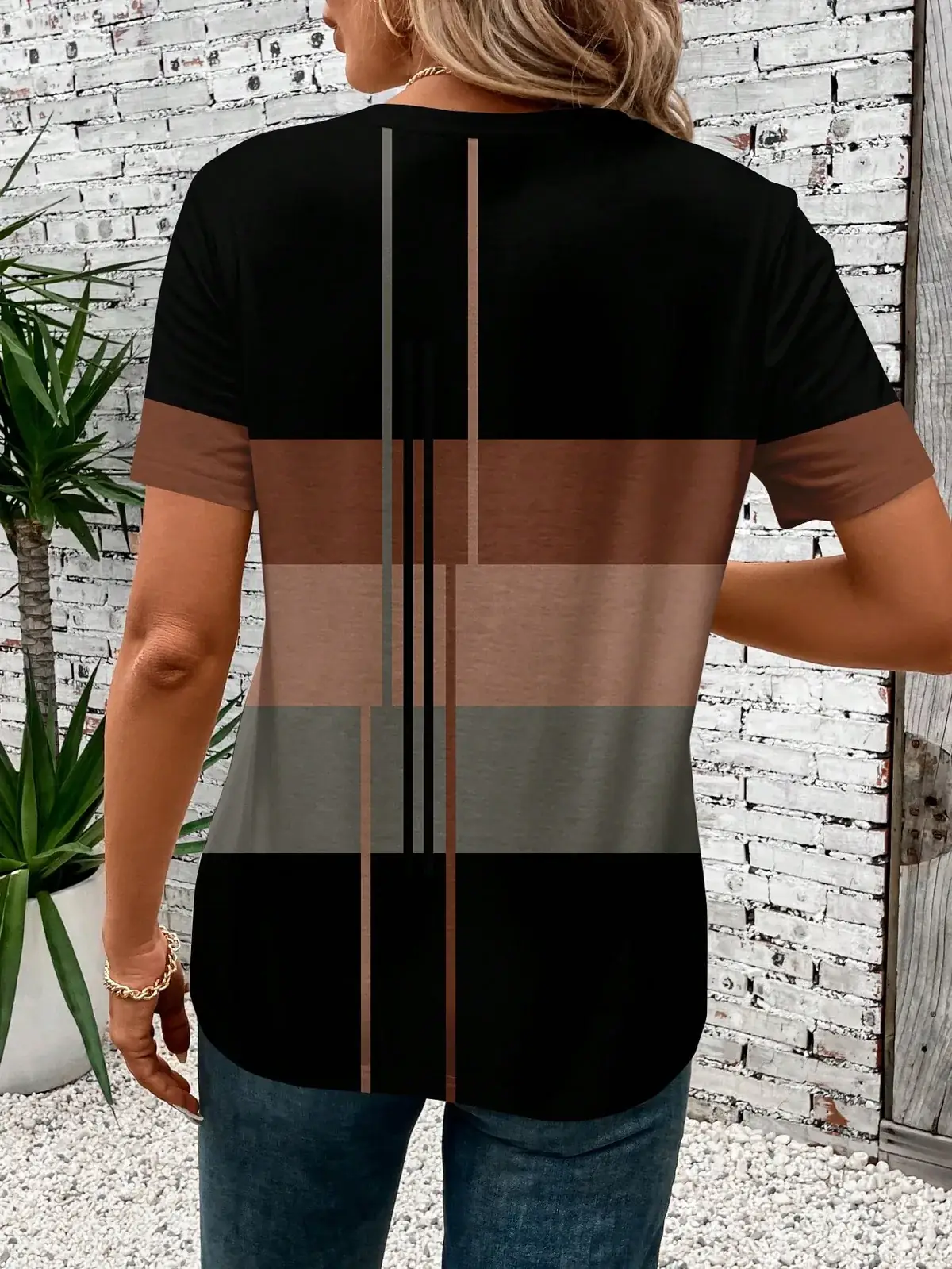 Camiseta Blocos de Cor Vívian na cor Preto e tons terrosos — foto 2 de 4