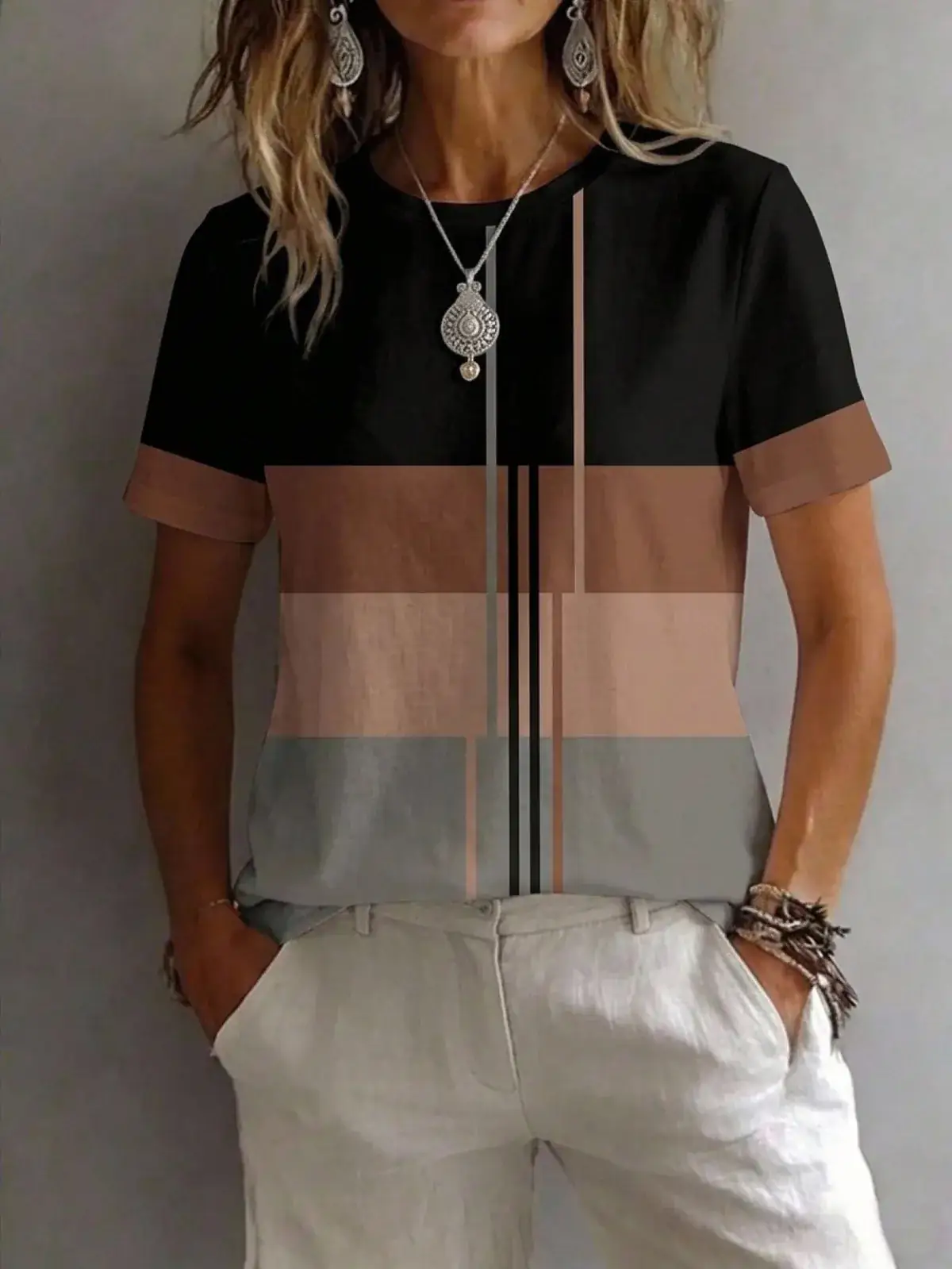 Camiseta Blocos de Cor Vívian na cor Preto e tons terrosos — foto 4 de 4