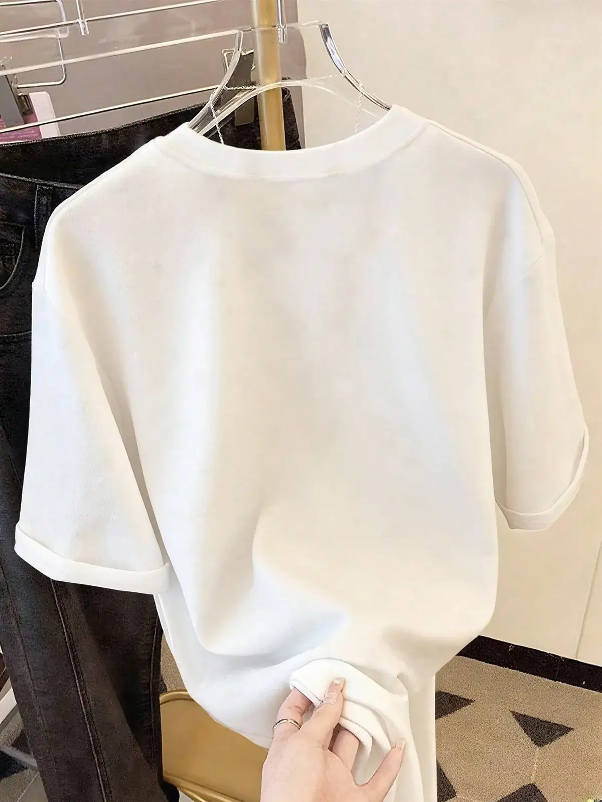Camiseta Bordado de Cerejas Alícia na cor Branco — foto 1 de 4