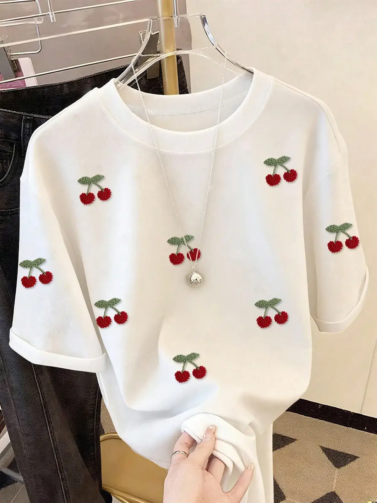 Camiseta Bordado de Cerejas Alícia na cor Branco — foto 2 de 4