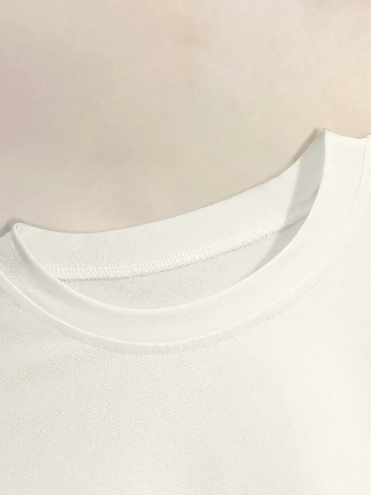 Camiseta Bordado de Cerejas Alícia na cor Branco — foto 4 de 4