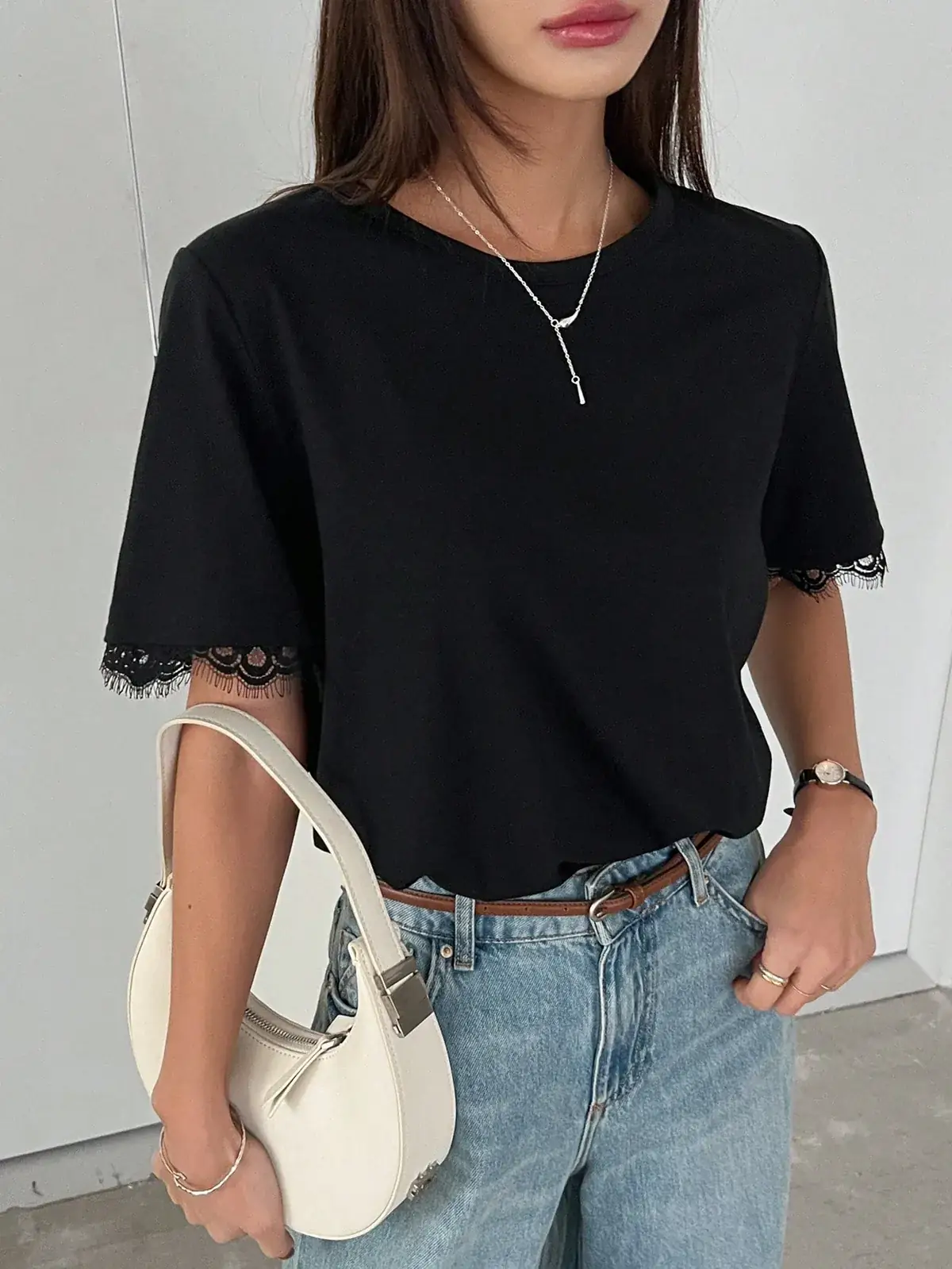Camiseta com Renda na Manga Ana na cor Preto — foto 2 de 7
