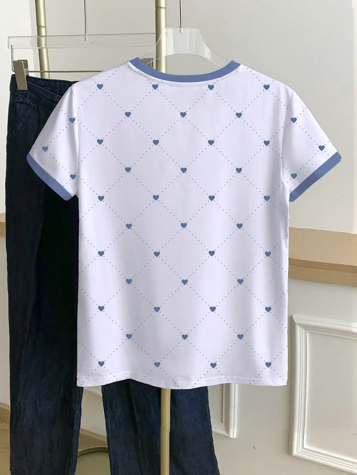 Camiseta Corações Gola Contraste Dalila na cor Branco — foto 2 de 5