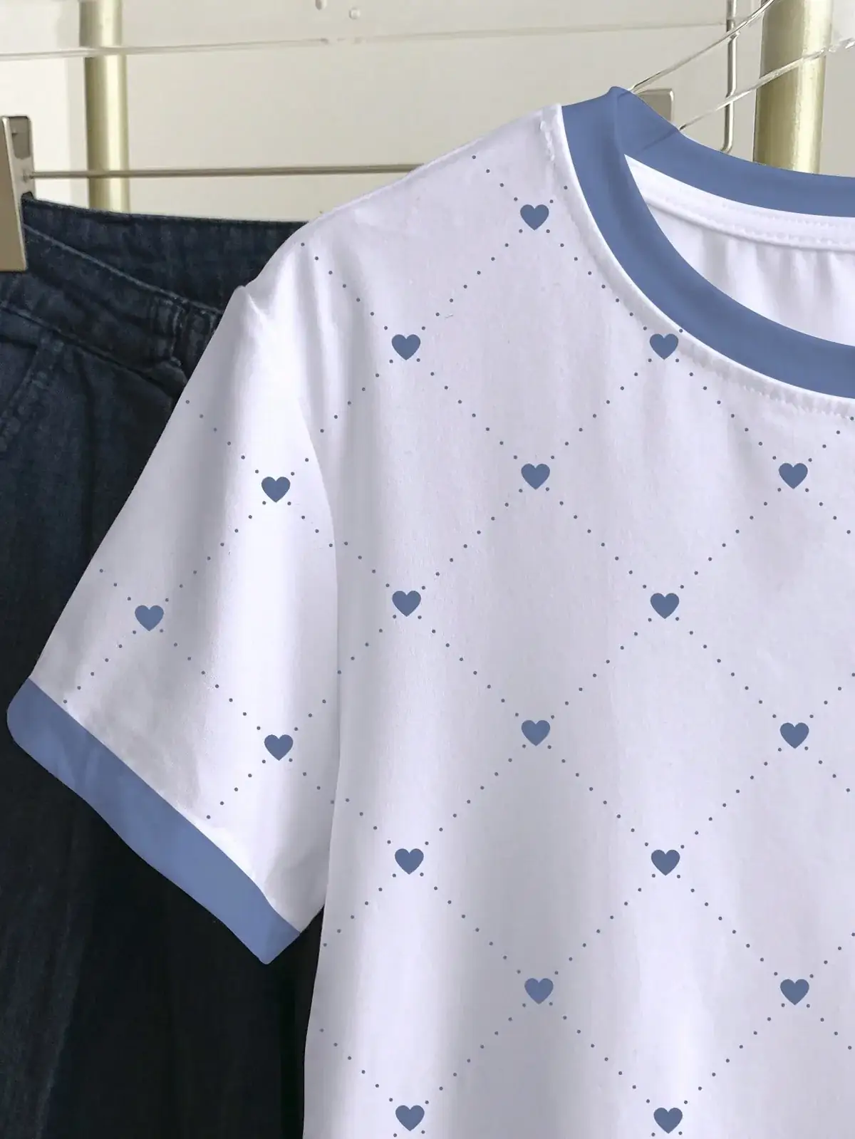 Camiseta Corações Gola Contraste Dalila na cor Branco — foto 4 de 5