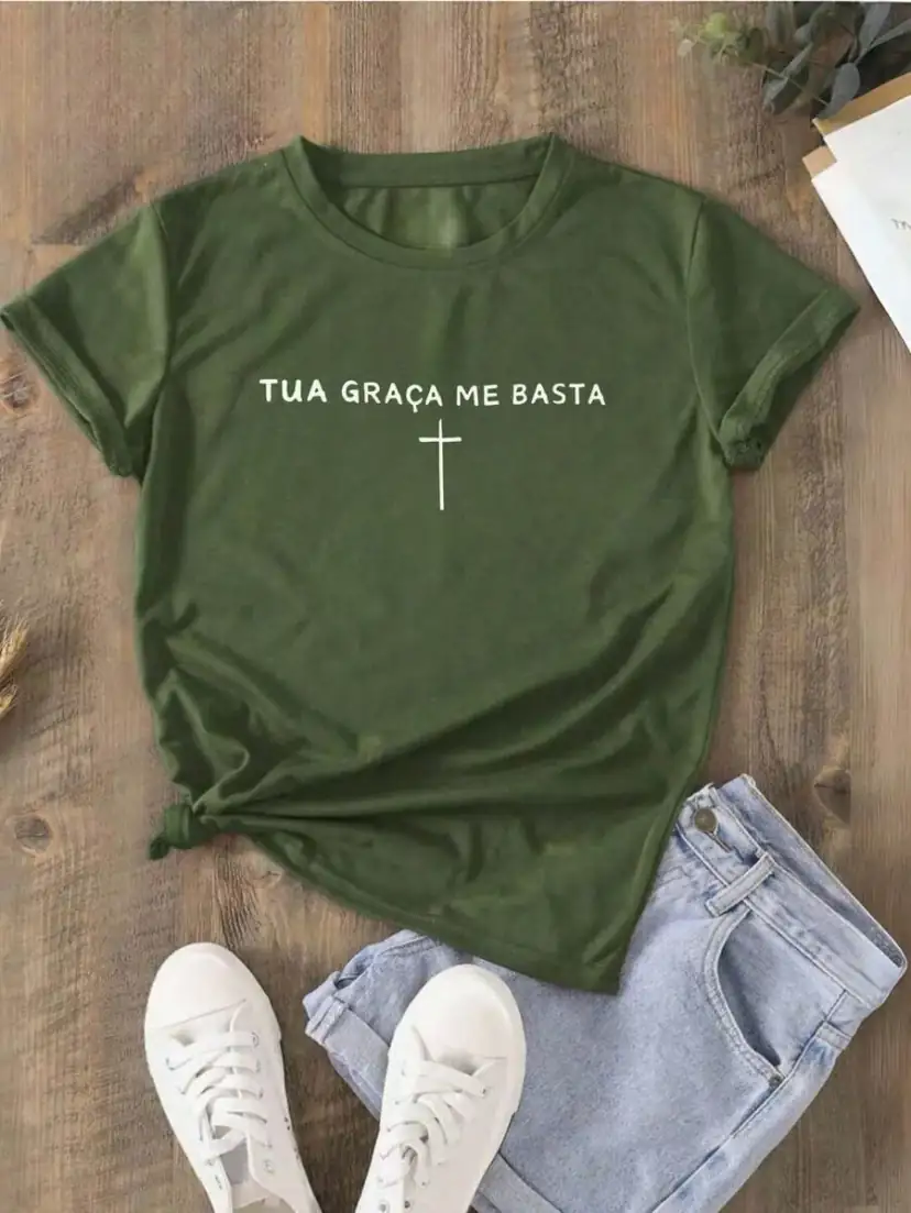 Camiseta de Algodão Tua Graça Me Basta Ingrid na cor Verde Militar — foto 1 de 3