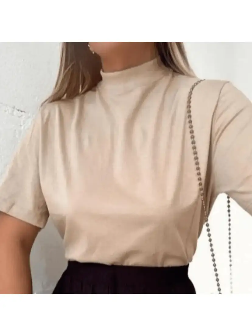 Camiseta Gola Alta de Algodão Gisele na cor Bege — foto 1 de 2