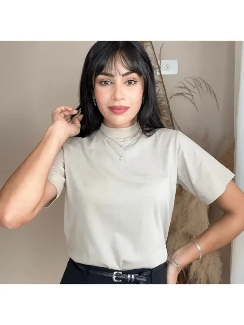 Camiseta Gola Alta de Algodão Gisele na cor Bege — foto 2 de 2