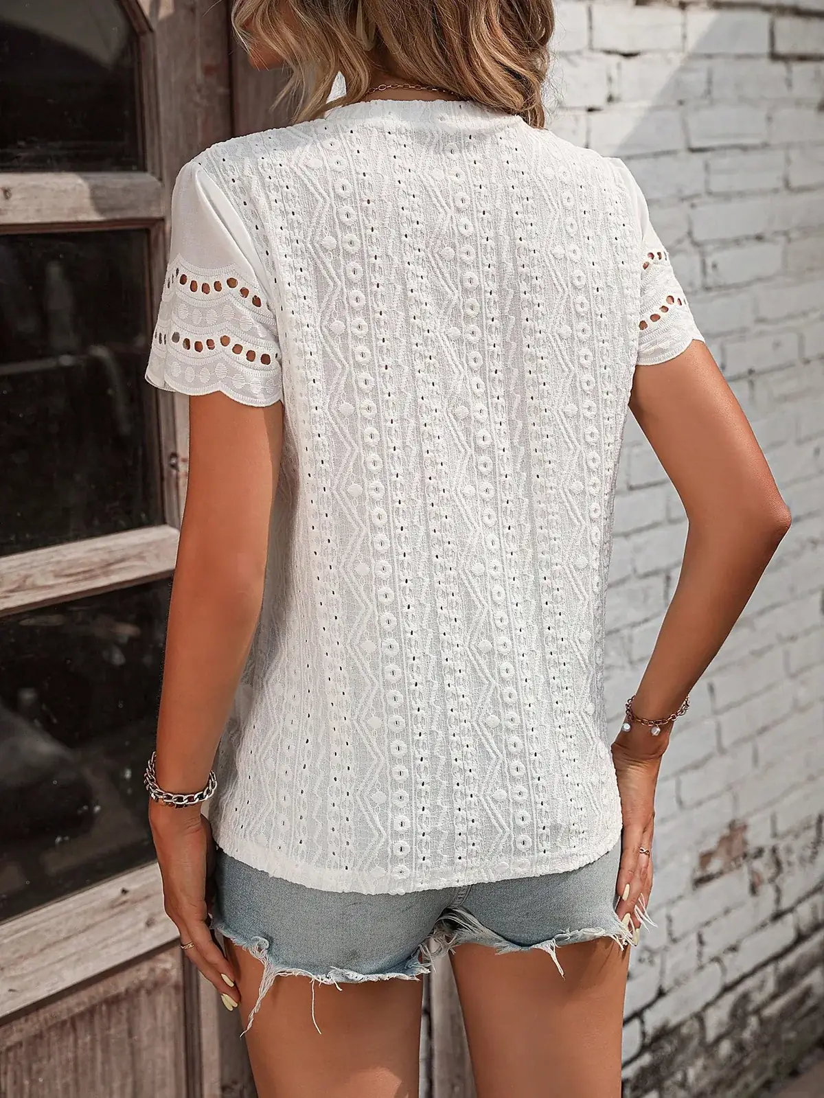 Camiseta Laise Barra Recortada Joyce na cor Branco — foto 2 de 6