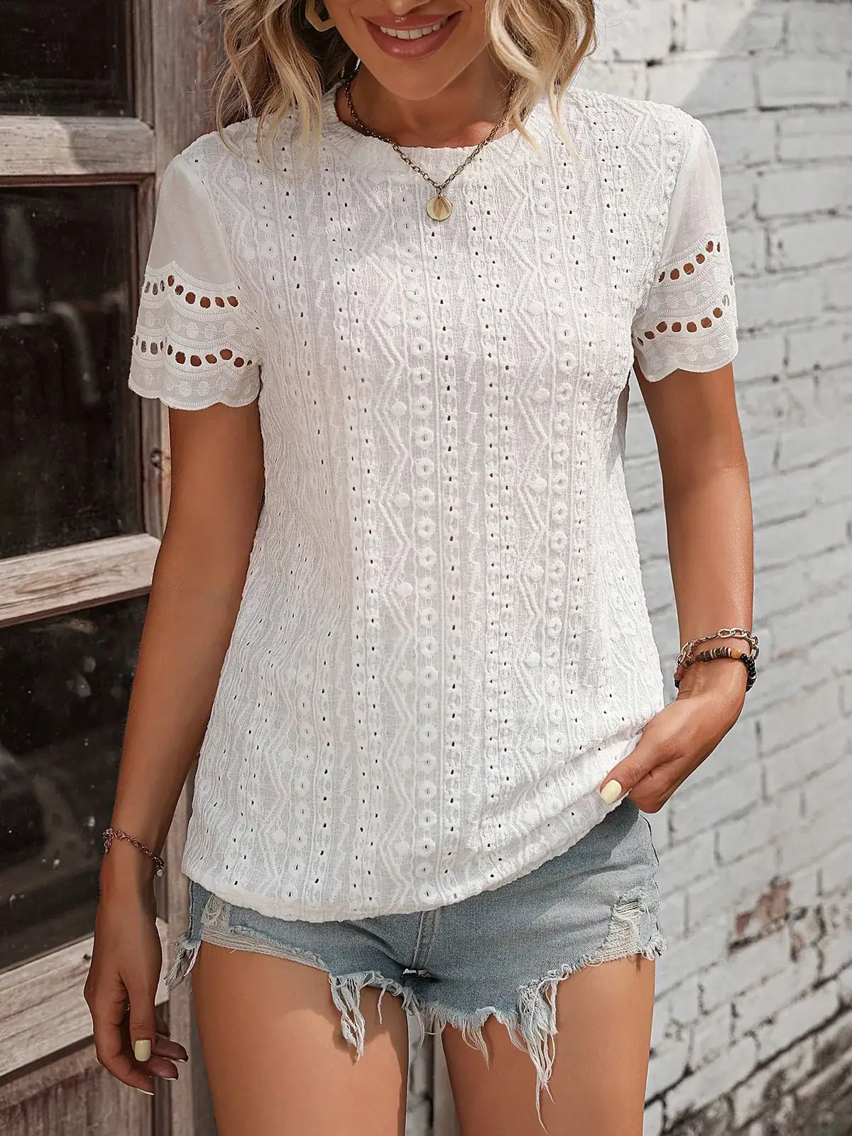 Camiseta Laise Barra Recortada Joyce na cor Branco — foto 4 de 6