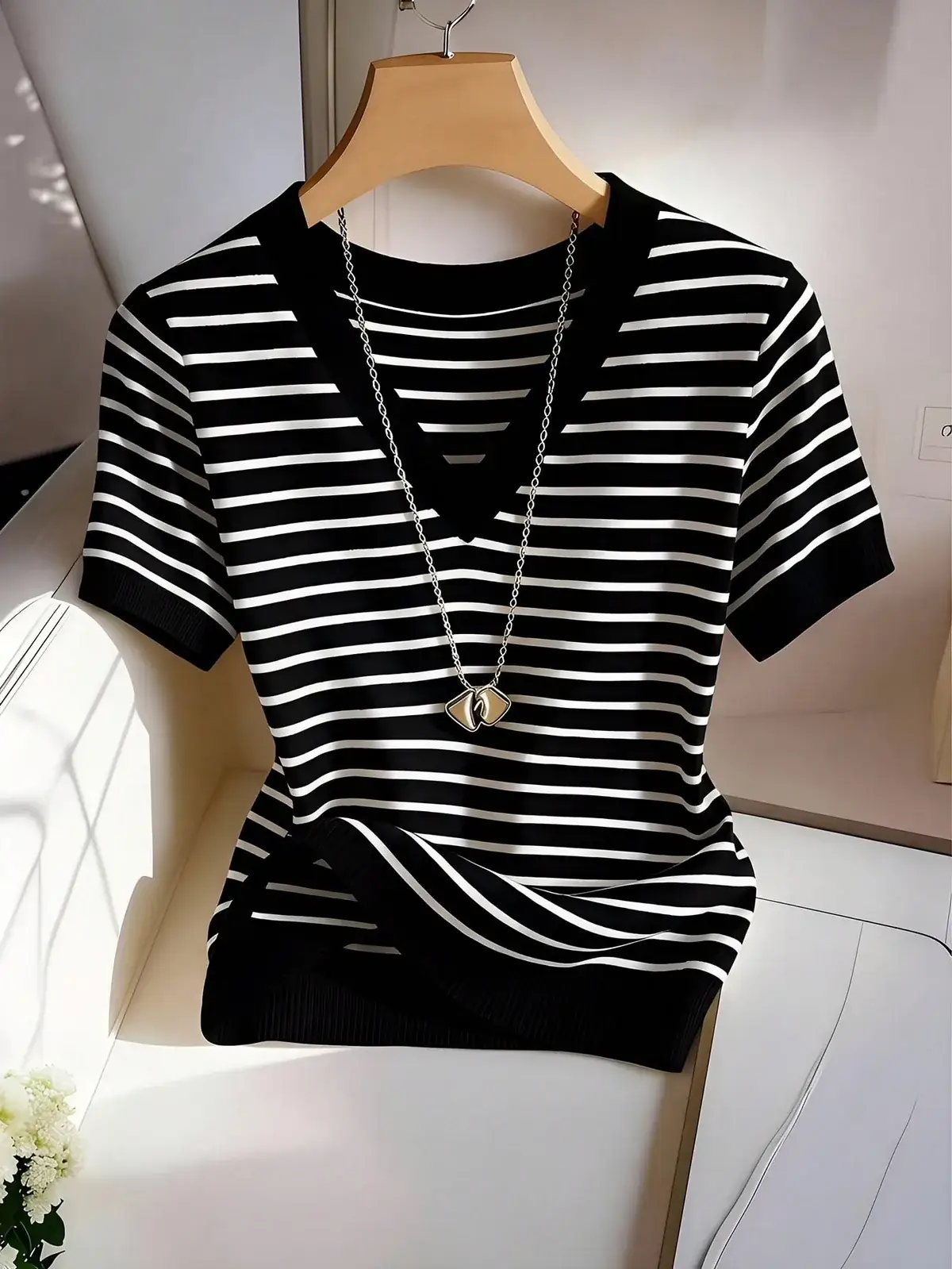 Camiseta Listrada Decote V Mel na cor Preto e Branco — foto 1 de 8