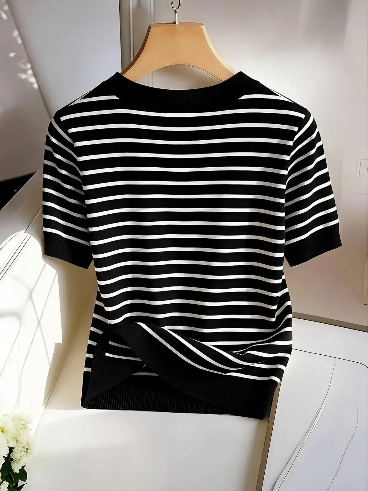 Camiseta Listrada Decote V Mel na cor Preto e Branco — foto 2 de 8