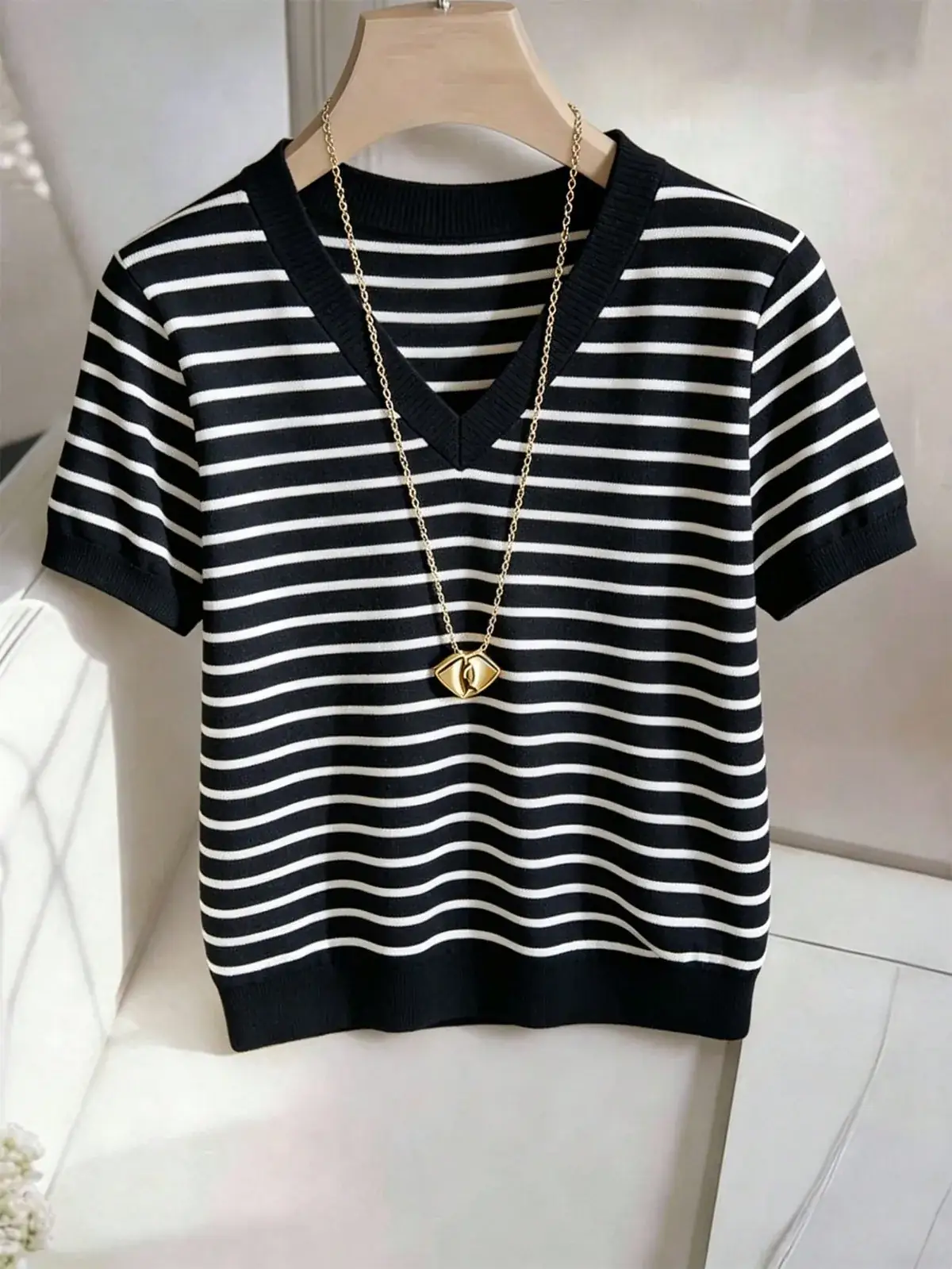 Camiseta Listrada Decote V Mel na cor Preto e Branco — foto 3 de 8