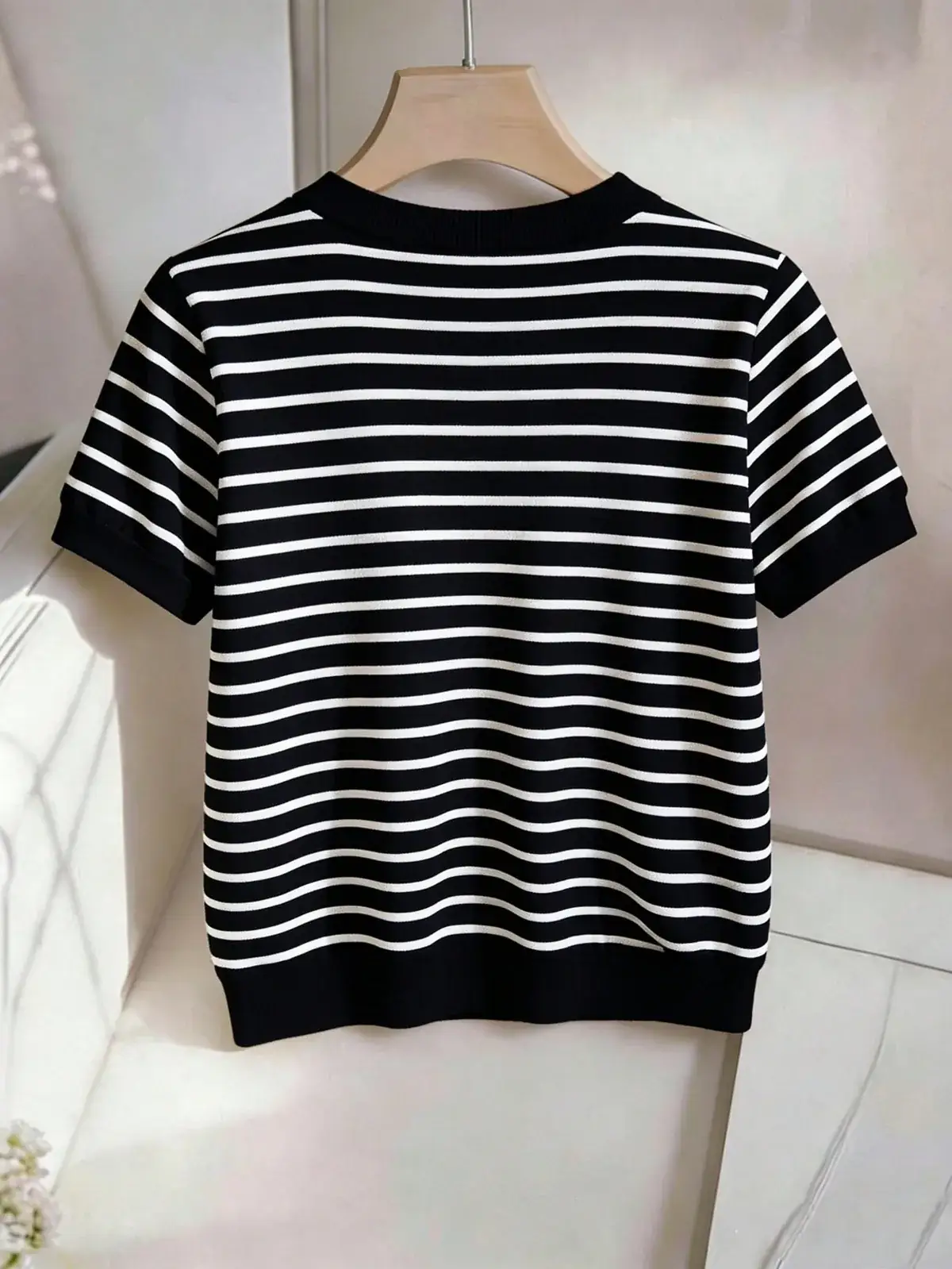 Camiseta Listrada Decote V Mel na cor Preto e Branco — foto 4 de 8
