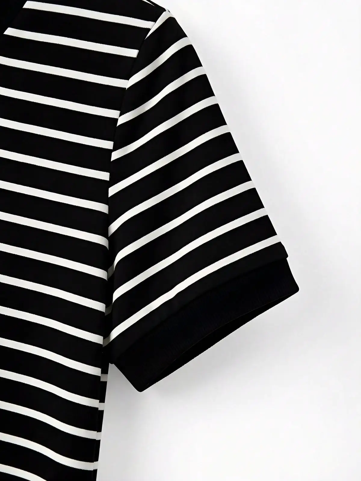 Camiseta Listrada Decote V Mel na cor Preto e Branco — foto 5 de 8