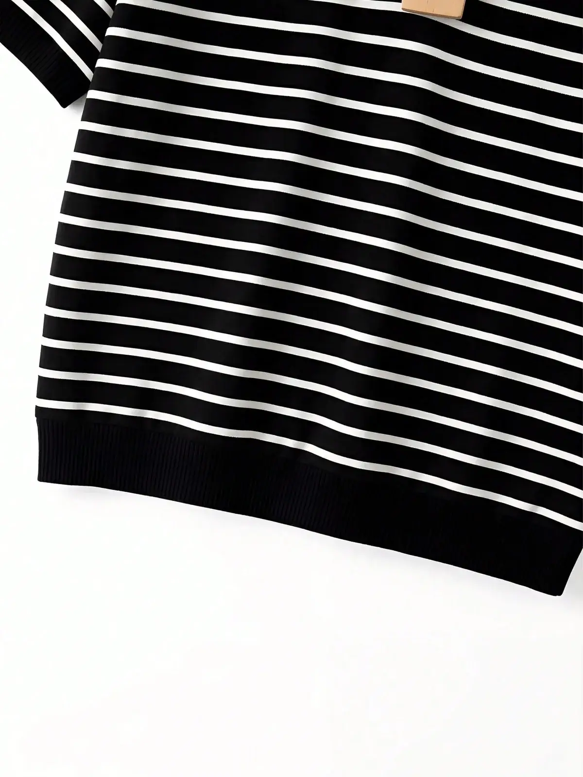 Camiseta Listrada Decote V Mel na cor Preto e Branco — foto 7 de 8