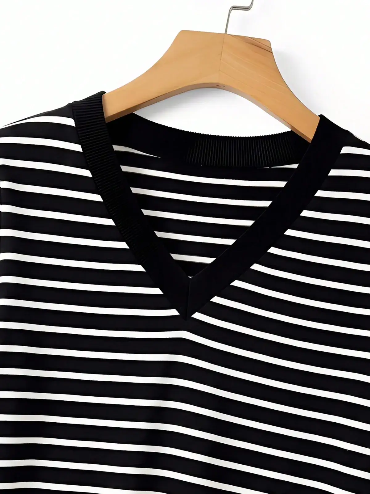 Camiseta Listrada Decote V Mel na cor Preto e Branco — foto 8 de 8
