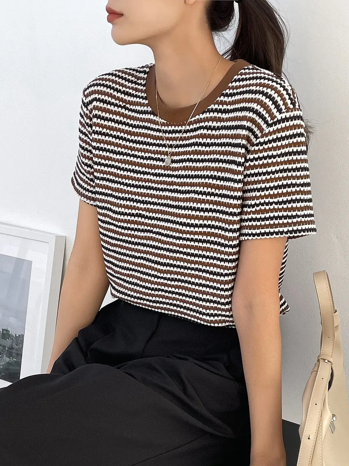 Camiseta Listrada Gola Contraste Teresa na cor Café — foto 2 de 8