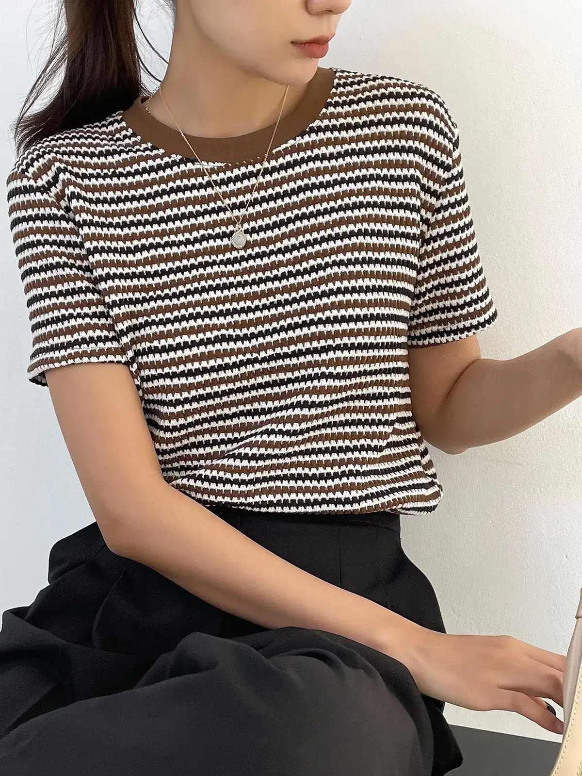 Camiseta Listrada Gola Contraste Teresa na cor Café — foto 3 de 8