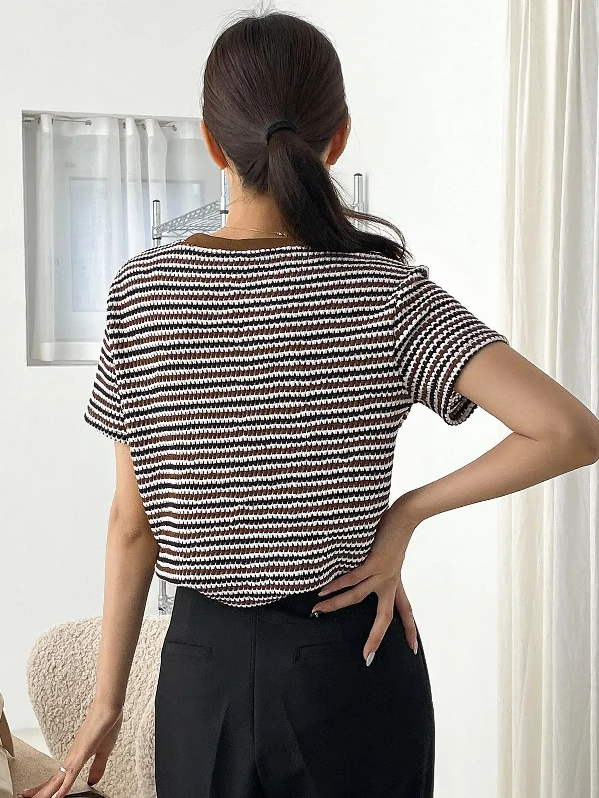 Camiseta Listrada Gola Contraste Teresa na cor Café — foto 4 de 8