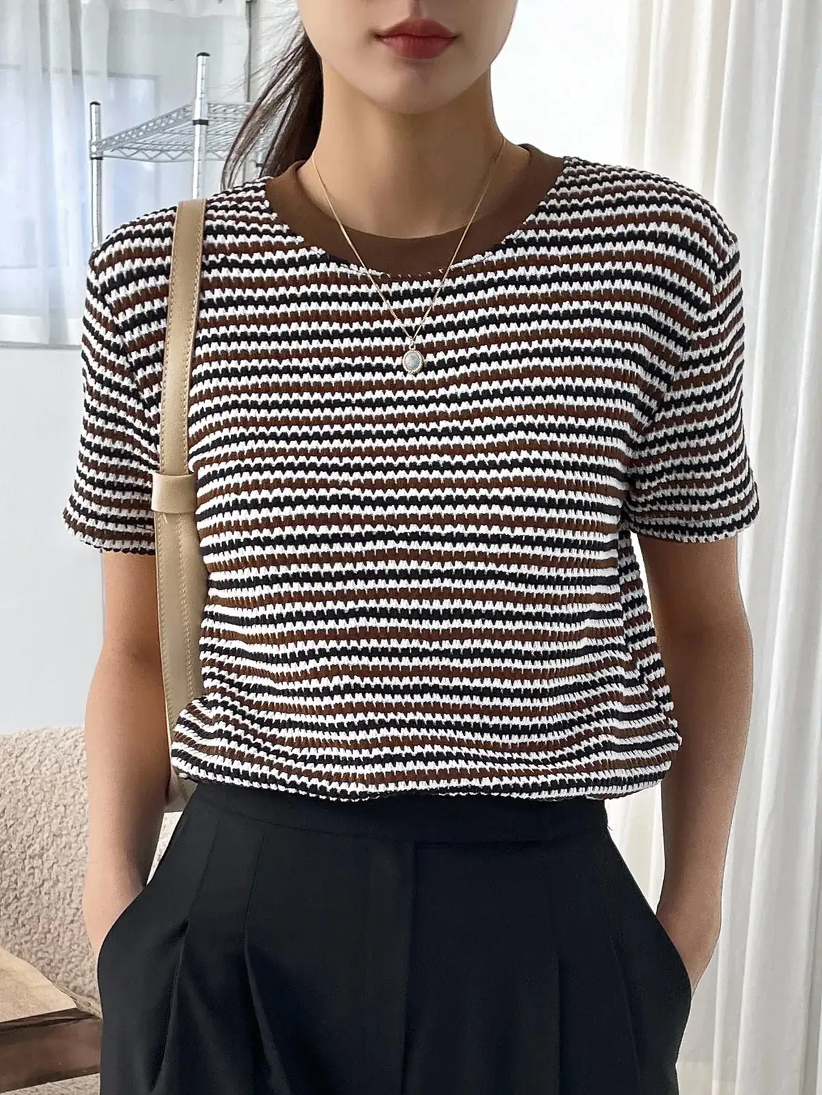 Camiseta Listrada Gola Contraste Teresa na cor Café — foto 7 de 8