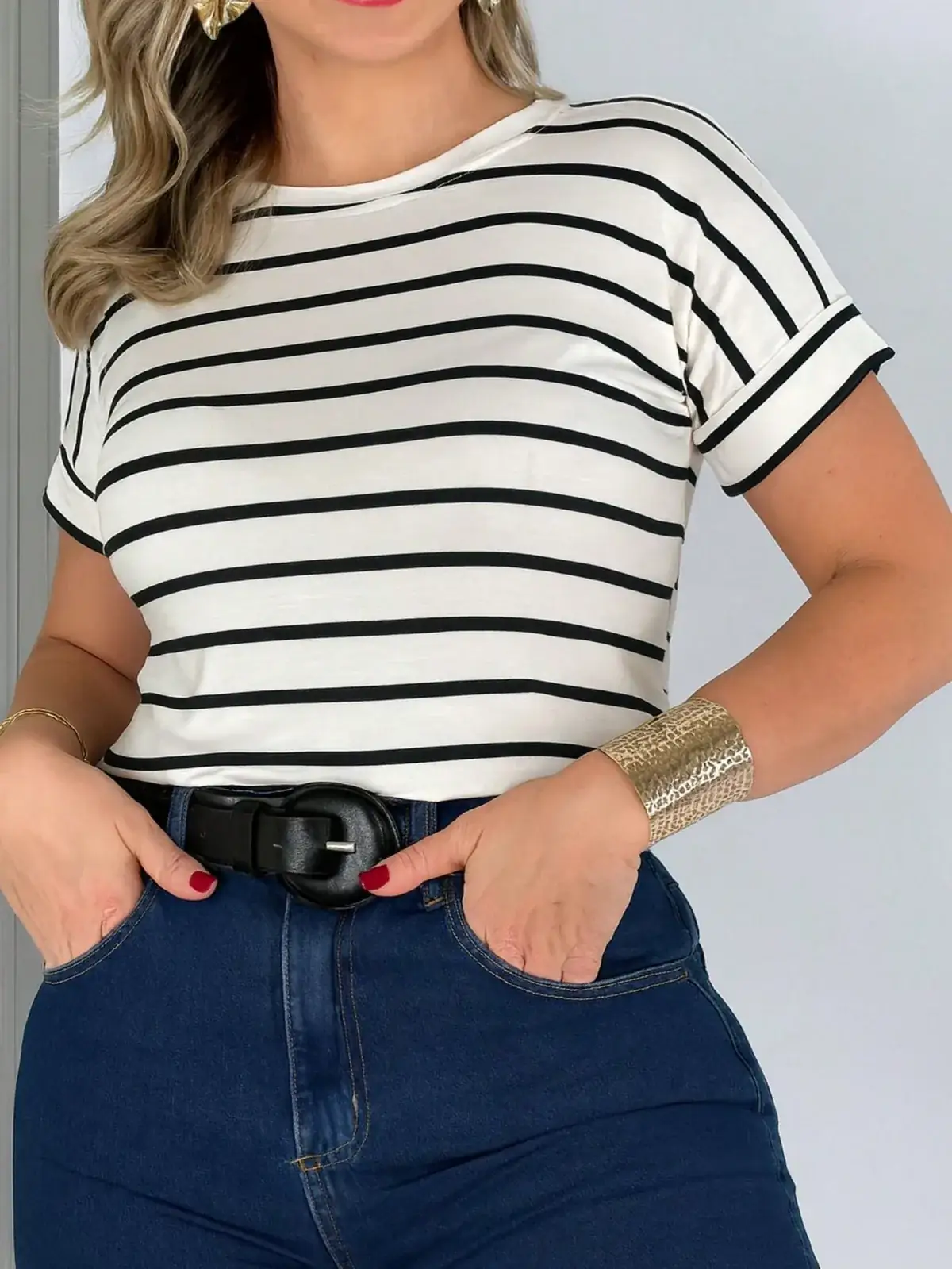 Camiseta Listrada Manga Japonesa Bella na cor Preto e Branco — foto 1 de 5