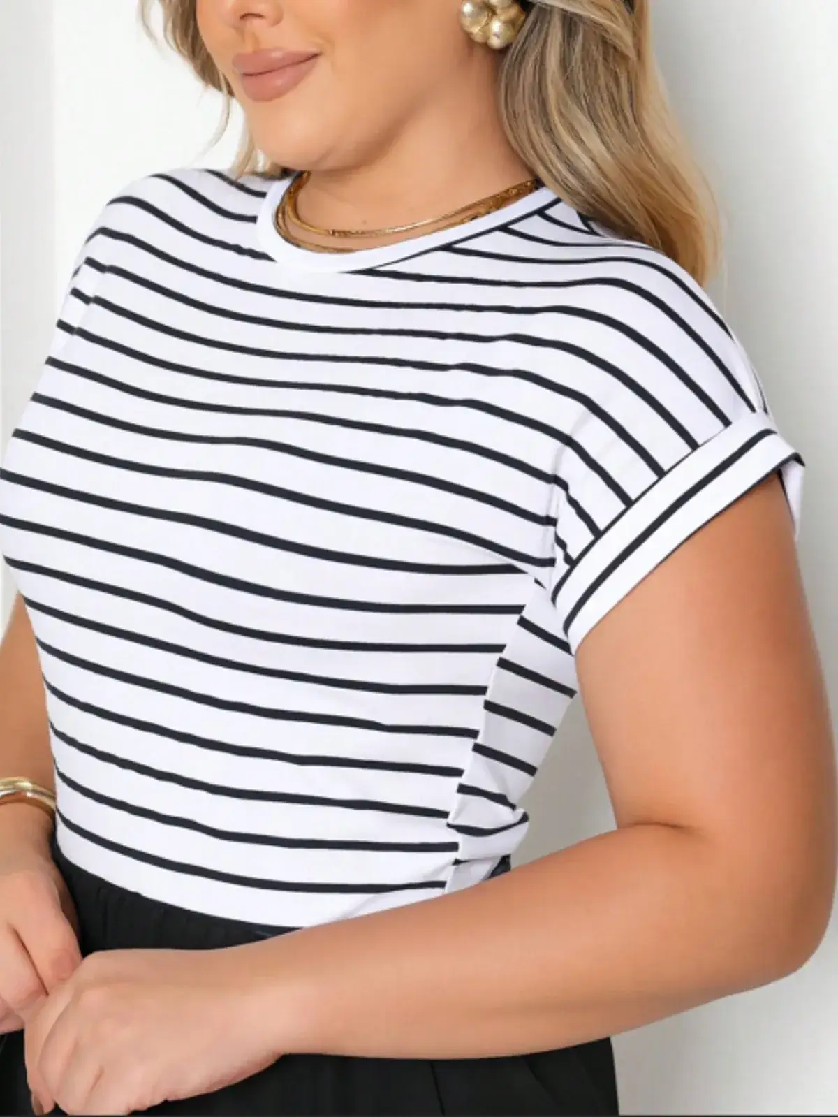 Camiseta Listrada Manga Japonesa Bella na cor Preto e Branco — foto 3 de 5