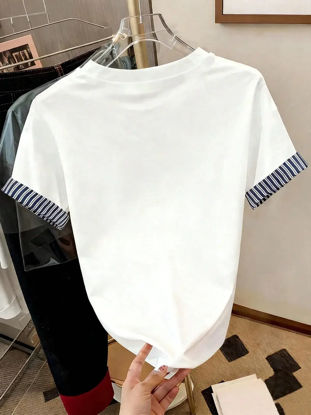 Camiseta Punho Listrado Fabiana na cor Branco e azul-marinho — foto 2 de 4