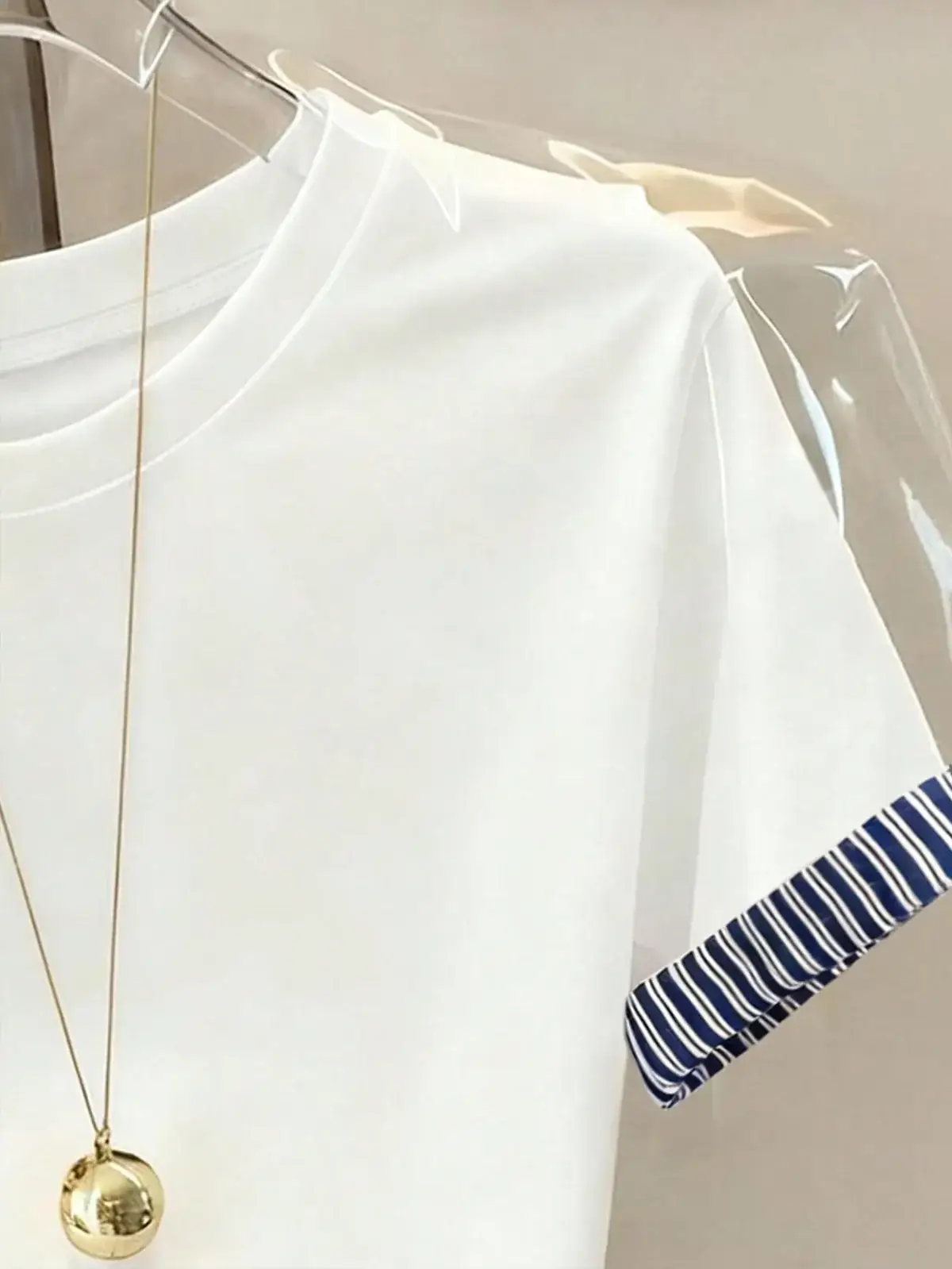 Camiseta Punho Listrado Fabiana na cor Branco e azul-marinho — foto 4 de 4