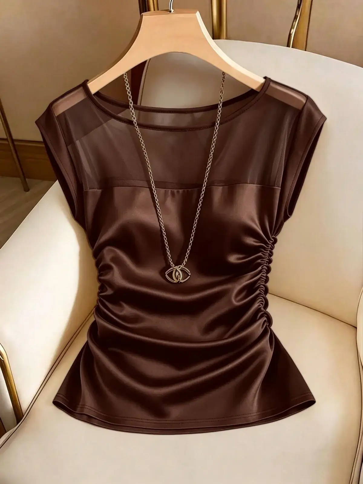 Camiseta Recorte de Tule Franzida Graça na cor Castanho — foto 1 de 4