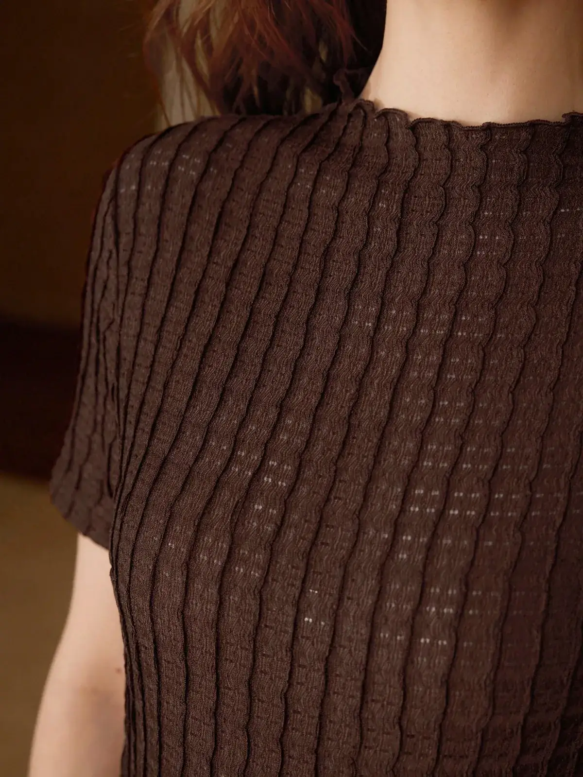 Camiseta Texturizada Gola Alta Talita na cor Café — foto 2 de 6