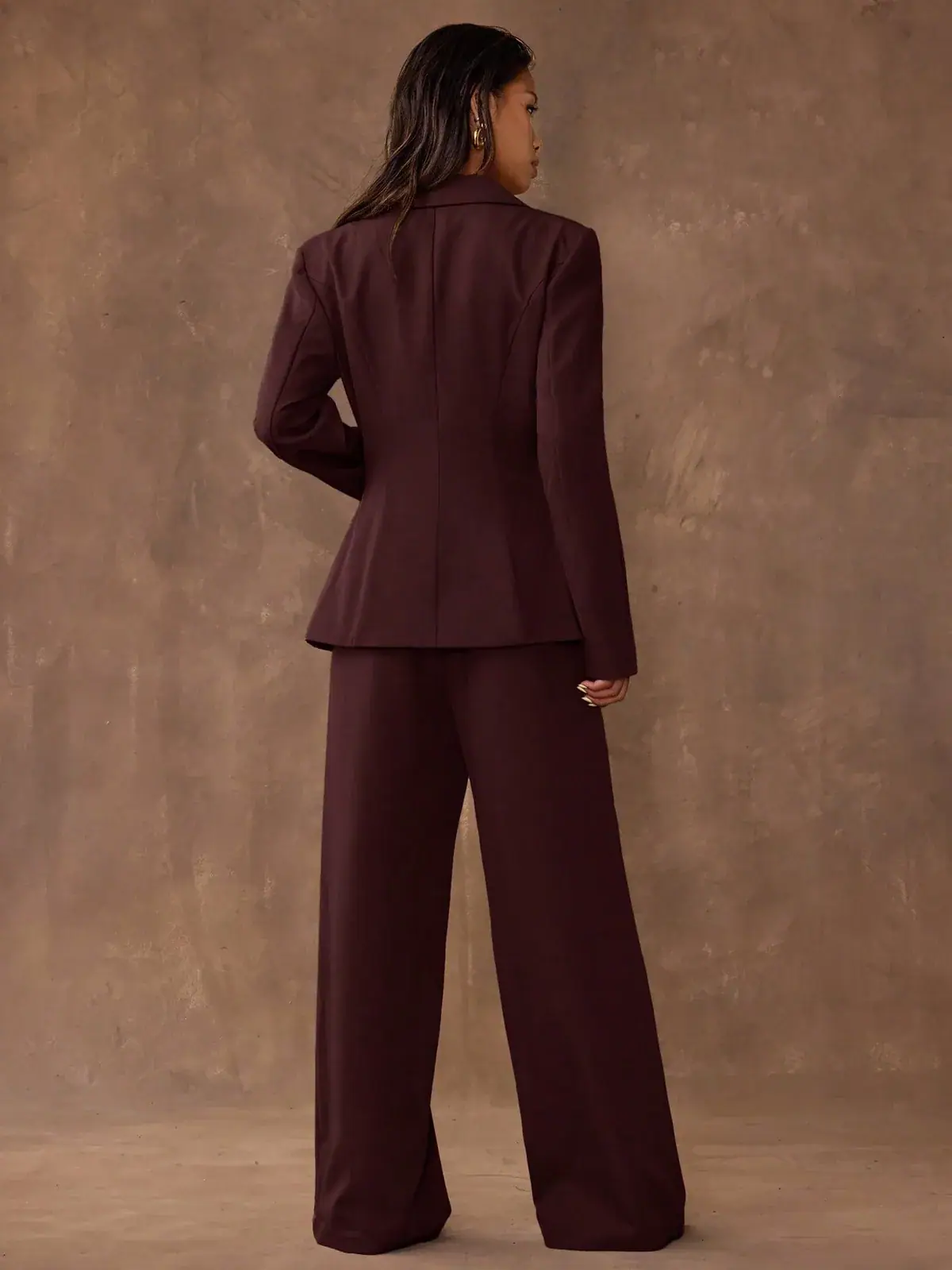 Conjunto Blazer Acinturado e Calça Pantalona Café Yara na cor Café — foto 2 de 8