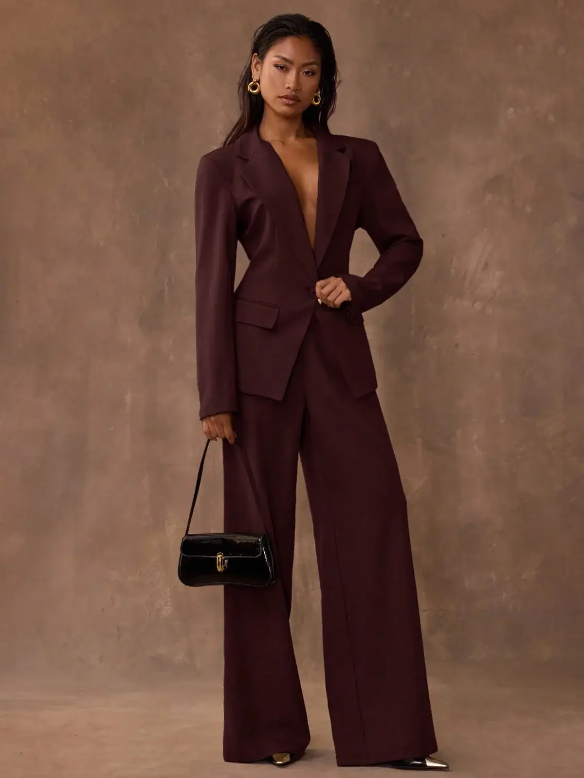 Conjunto Blazer Acinturado e Calça Pantalona Café Yara na cor Café — foto 4 de 8