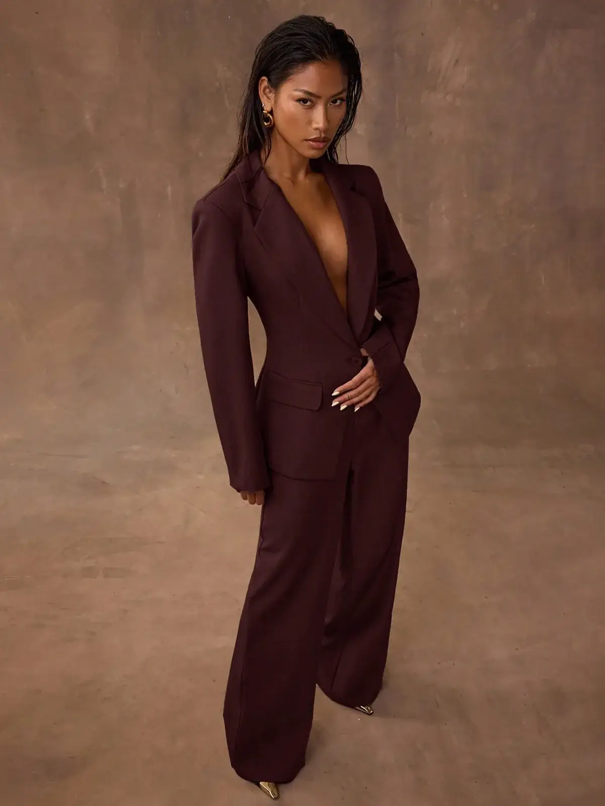 Conjunto Blazer Acinturado e Calça Pantalona Café Yara na cor Café — foto 6 de 8