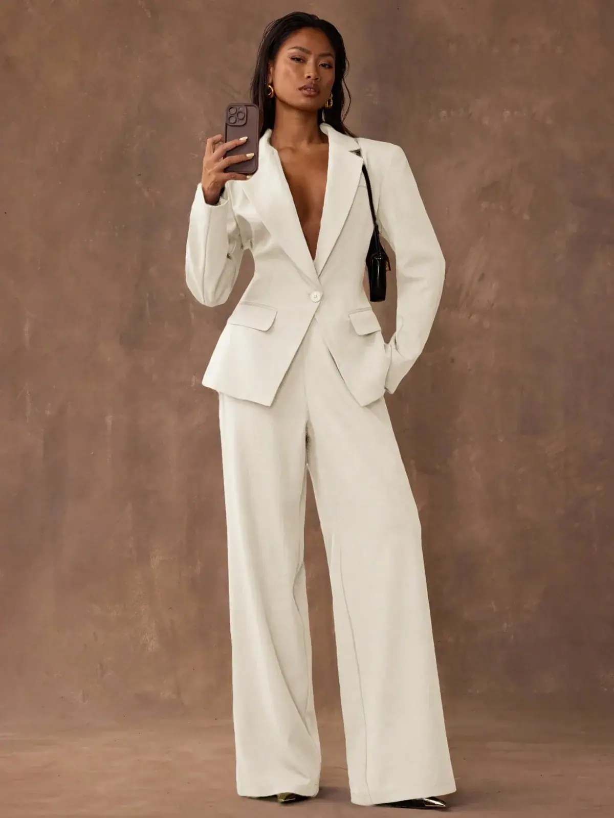 Conjunto Blazer Acinturado e Calça Pantalona Off-white Yara na cor Caqui — foto 1 de 8