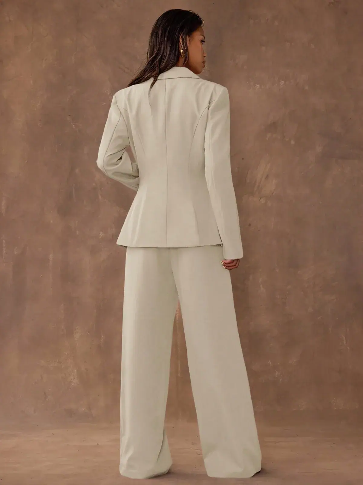 Conjunto Blazer Acinturado e Calça Pantalona Off-white Yara na cor Caqui — foto 2 de 8