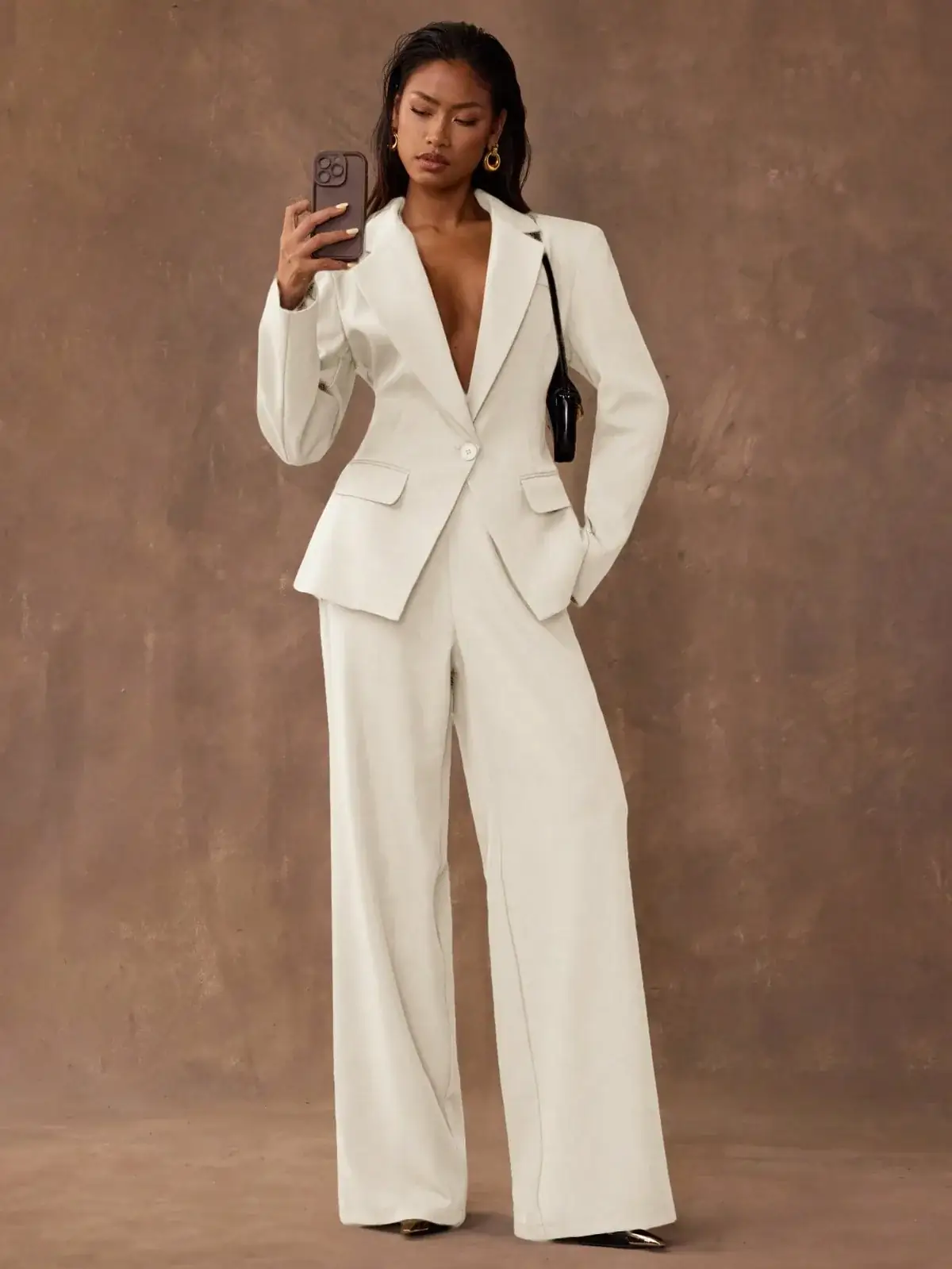 Conjunto Blazer Acinturado e Calça Pantalona Off-white Yara na cor Caqui — foto 3 de 8