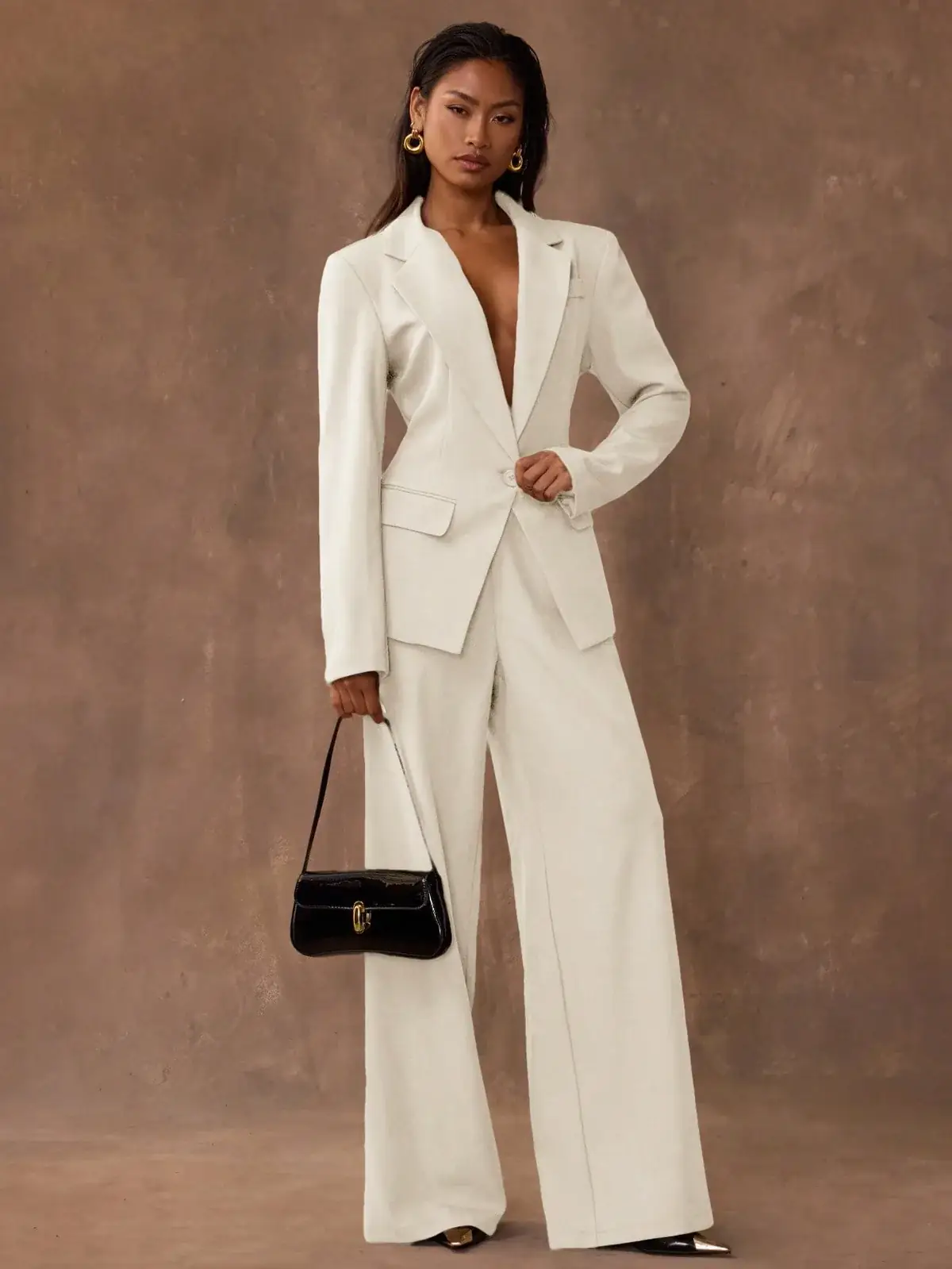 Conjunto Blazer Acinturado e Calça Pantalona Off-white Yara na cor Caqui — foto 4 de 8