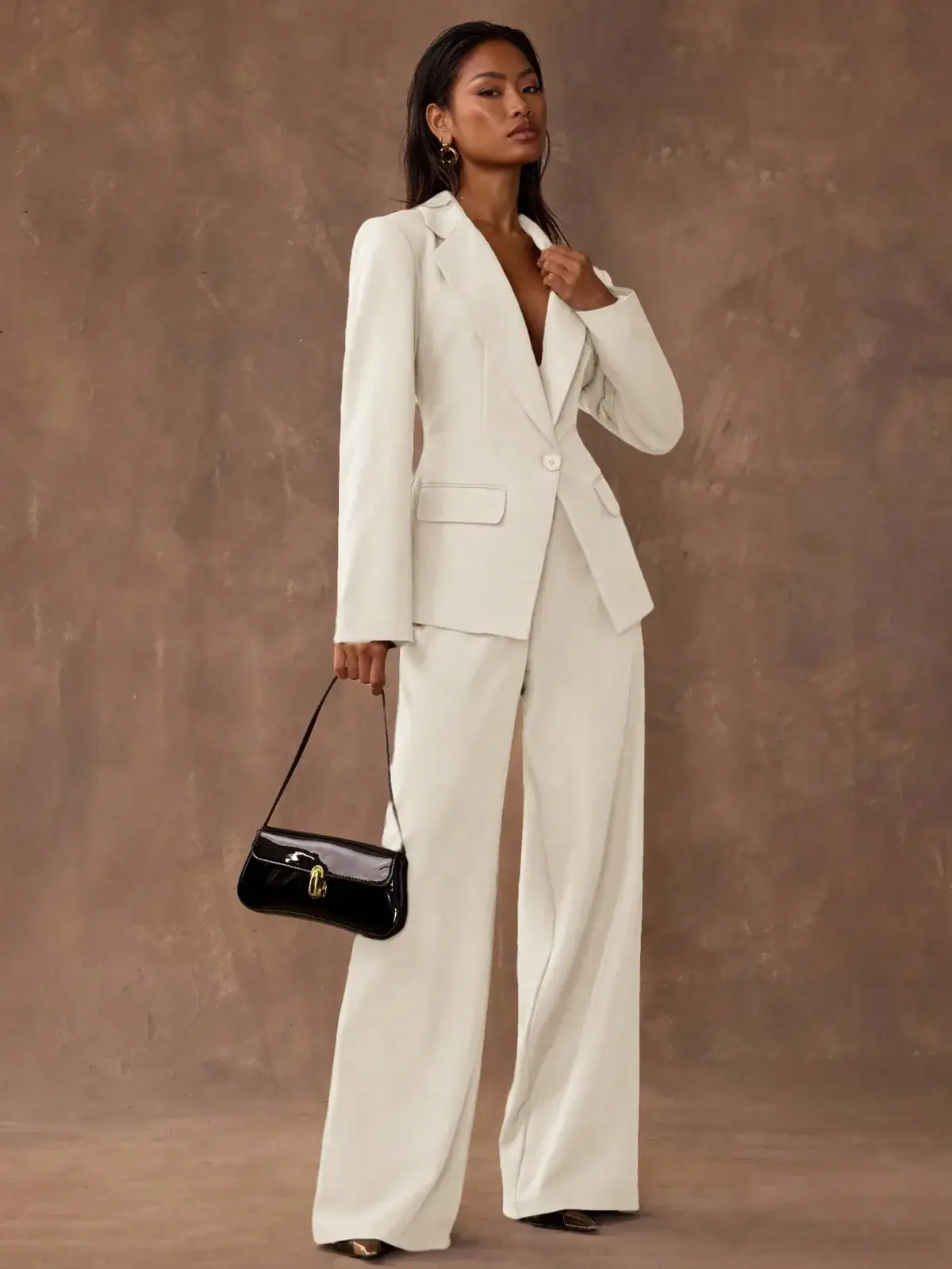 Conjunto Blazer Acinturado e Calça Pantalona Off-white Yara na cor Caqui — foto 5 de 8