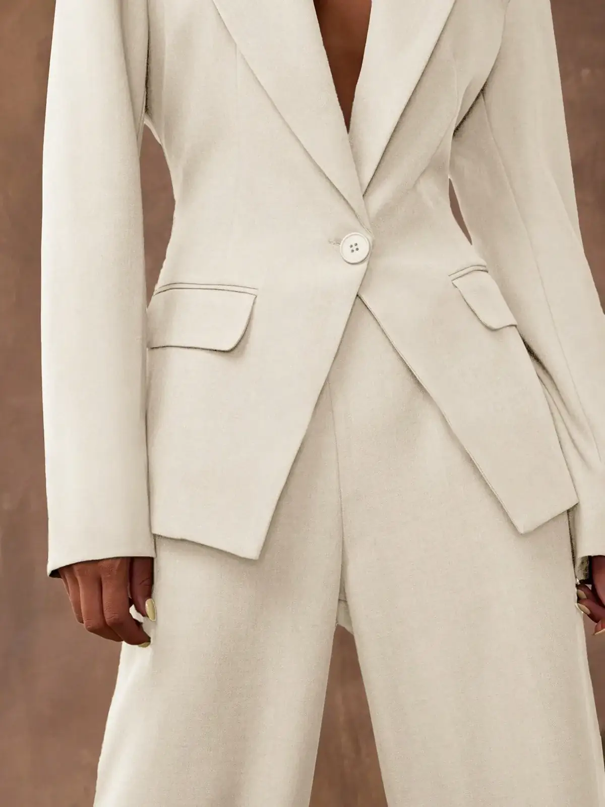 Conjunto Blazer Acinturado e Calça Pantalona Off-white Yara na cor Caqui — foto 8 de 8
