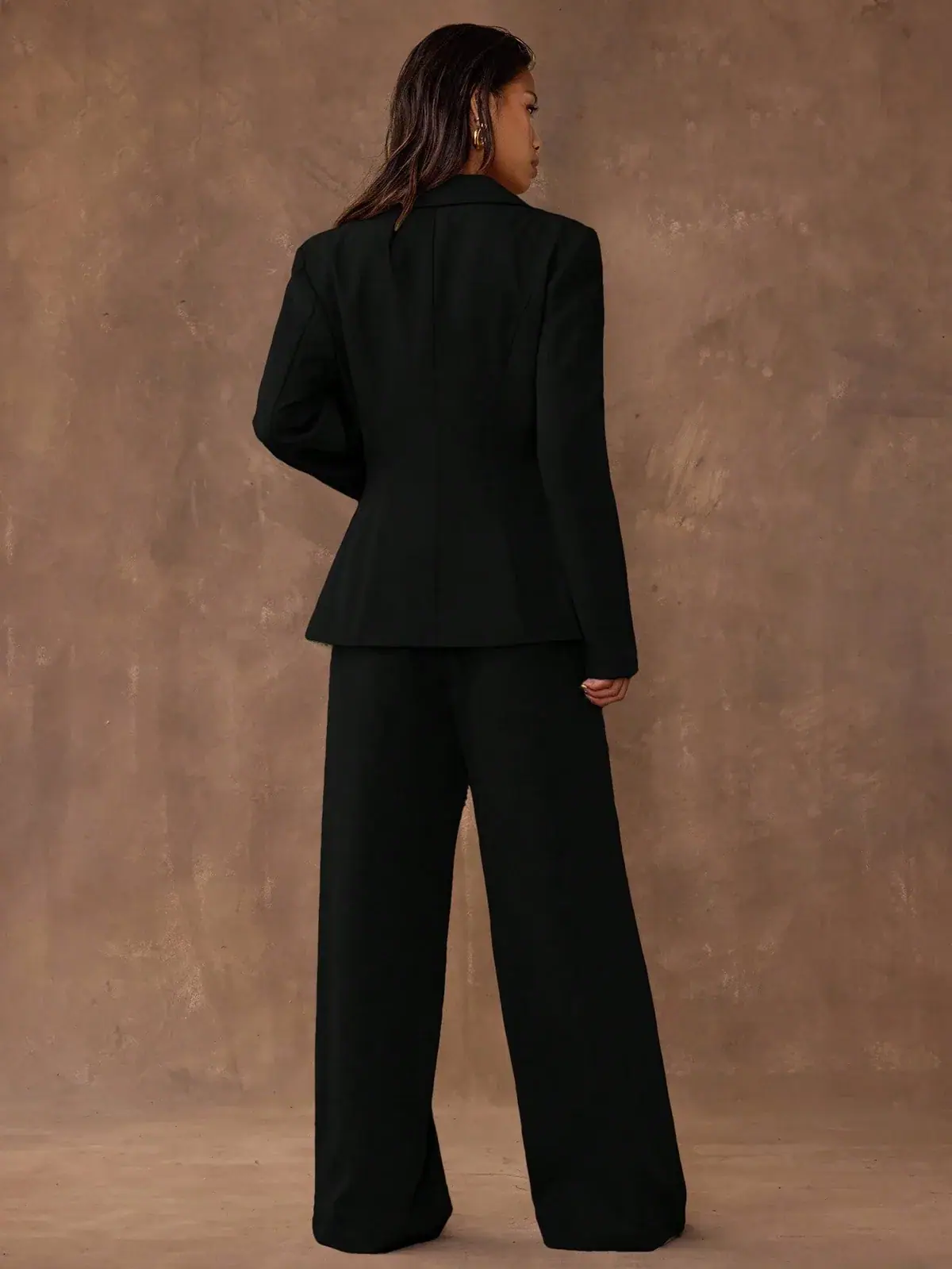 Conjunto Blazer Acinturado e Calça Pantalona Preto Yara na cor Preto — foto 2 de 8