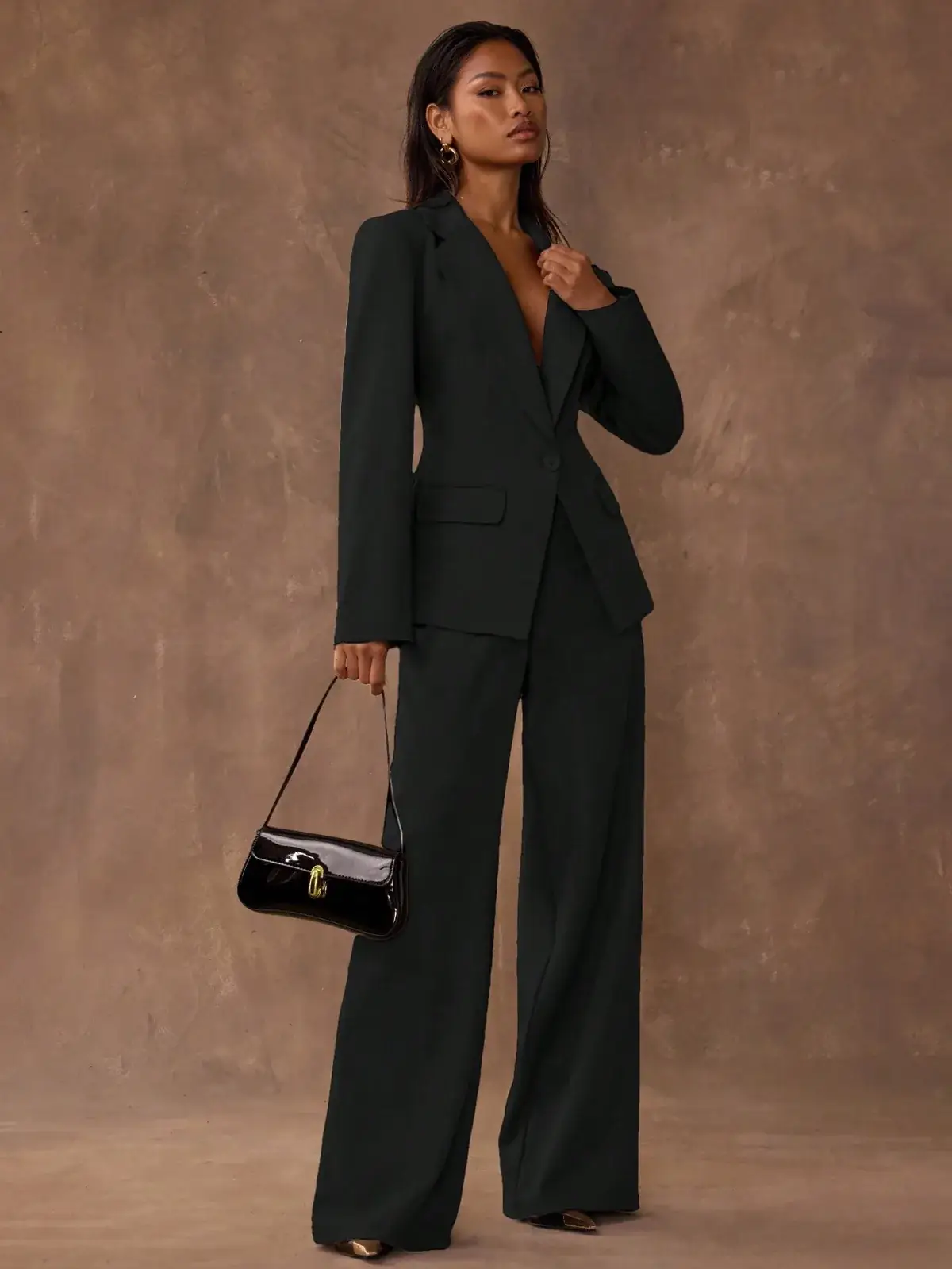 Conjunto Blazer Acinturado e Calça Pantalona Preto Yara na cor Preto — foto 5 de 8