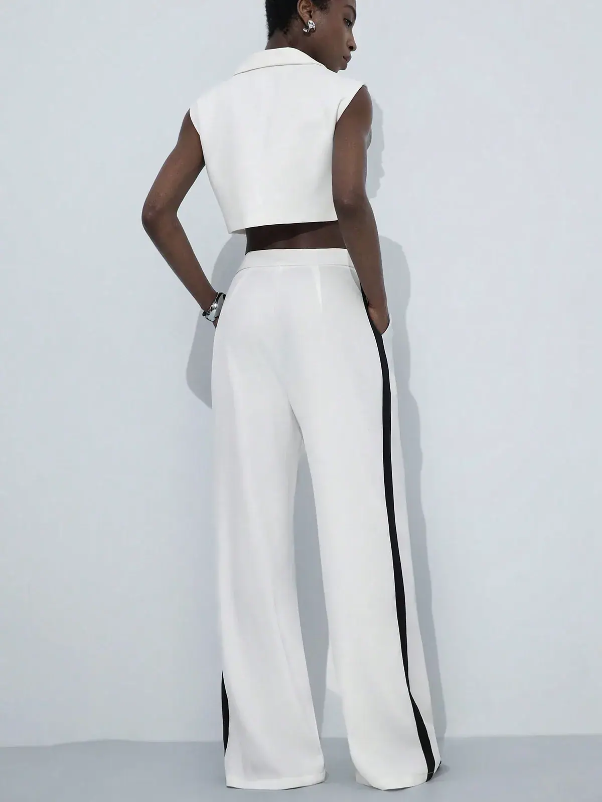 Conjunto Colete Cropped e Calça com Faixa Lateral Cíntia na cor Branco — foto 2 de 6